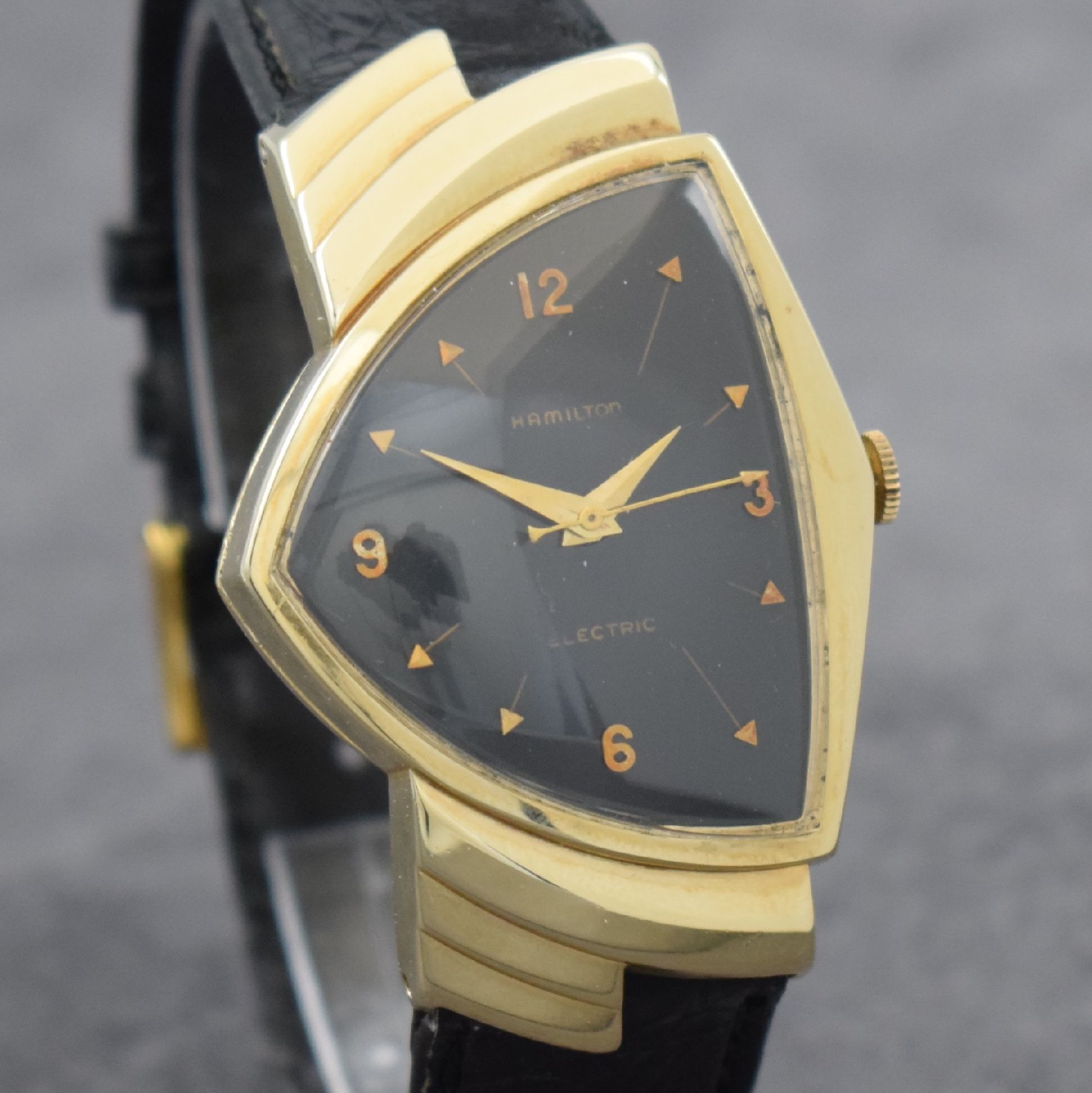 Detail e: HAMILTON ELECTRIC seltene Herrenarmbanduhr in GG 585/000, USA um 1959, asymetrisches Gehäuse, Boden aufgedr., eine der ersten elektromechanischen ...