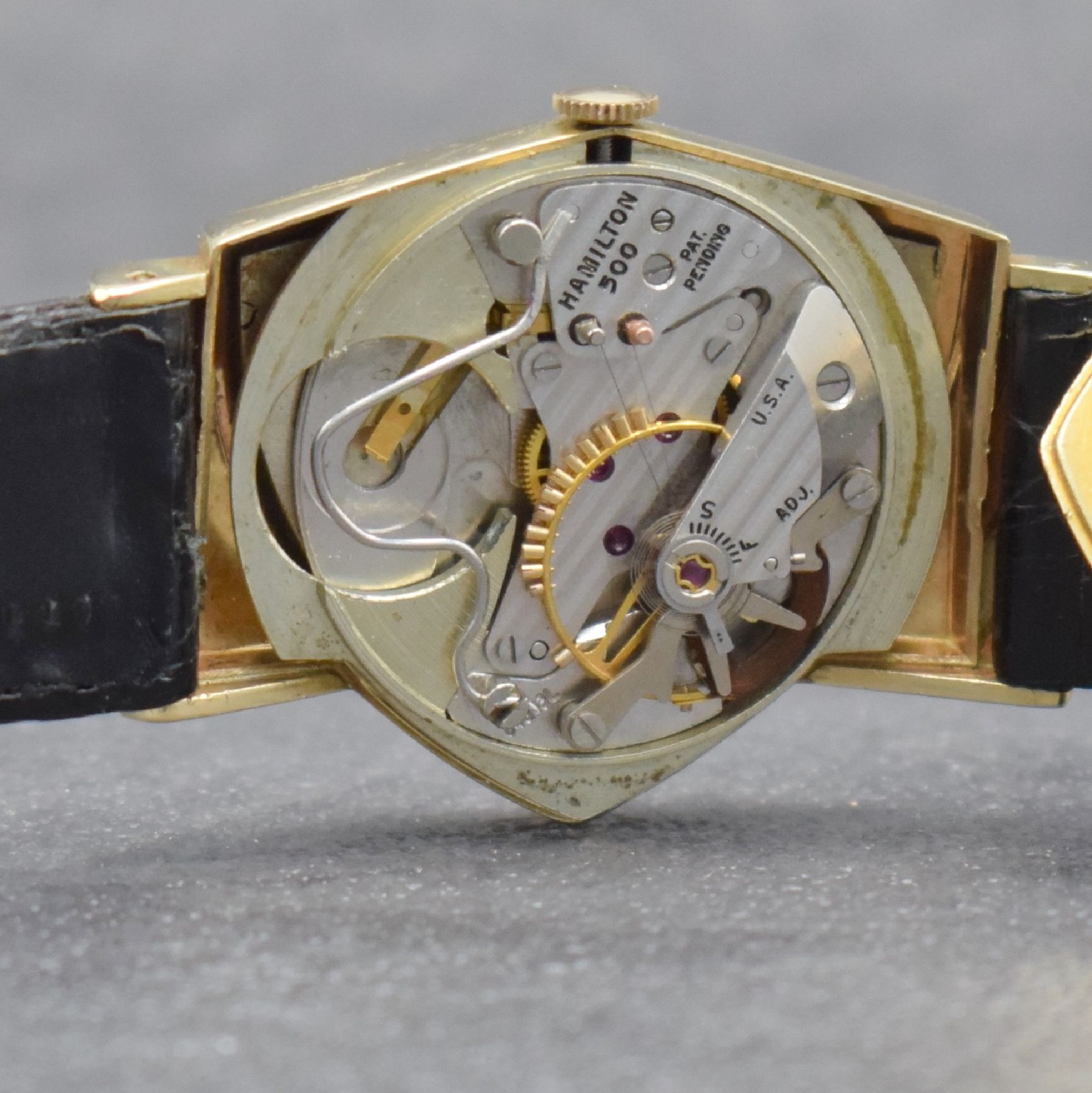 Detail h: HAMILTON ELECTRIC seltene Herrenarmbanduhr in GG 585/000, USA um 1959, asymetrisches Gehäuse, Boden aufgedr., eine der ersten elektromechanischen ...
