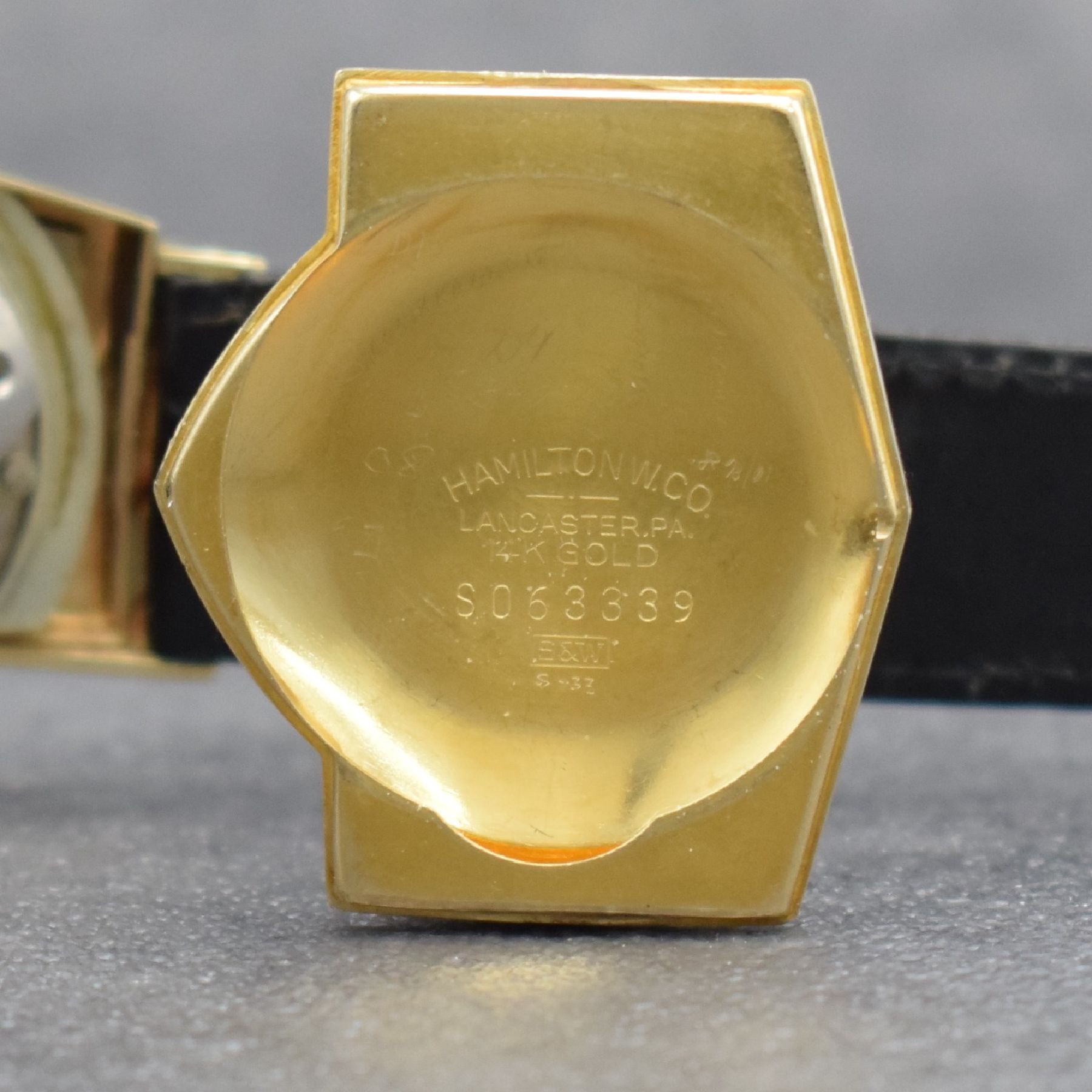 Detail i: HAMILTON ELECTRIC seltene Herrenarmbanduhr in GG 585/000, USA um 1959, asymetrisches Gehäuse, Boden aufgedr., eine der ersten elektromechanischen ...