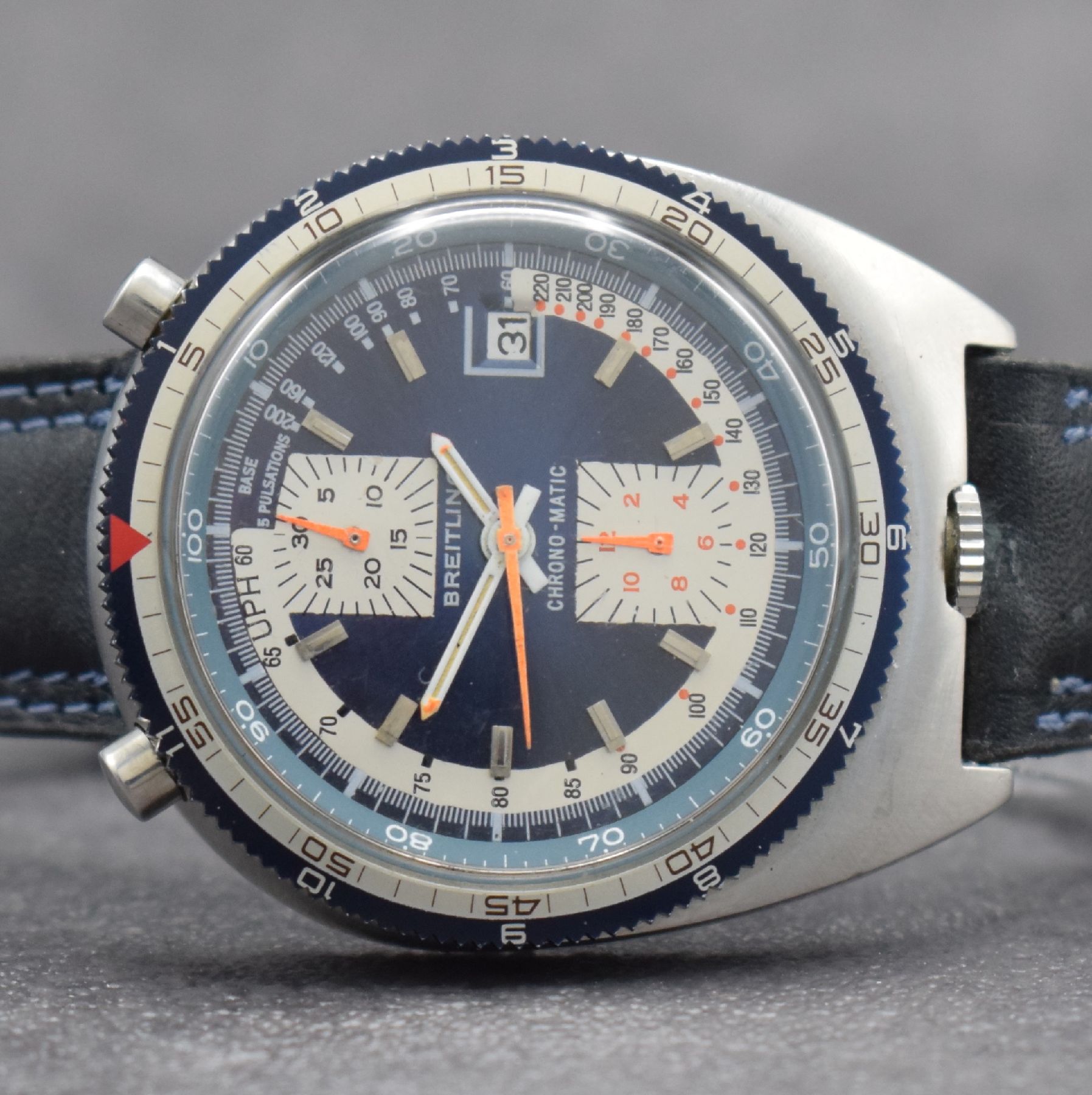 Detail a: BREITLING "Bull Head" Herrenarmbanduhr mit Chronograph Referenz 2117, Schweiz um 1975, Automatik, pultförmiges Edelstahlgeh. inkl. ...