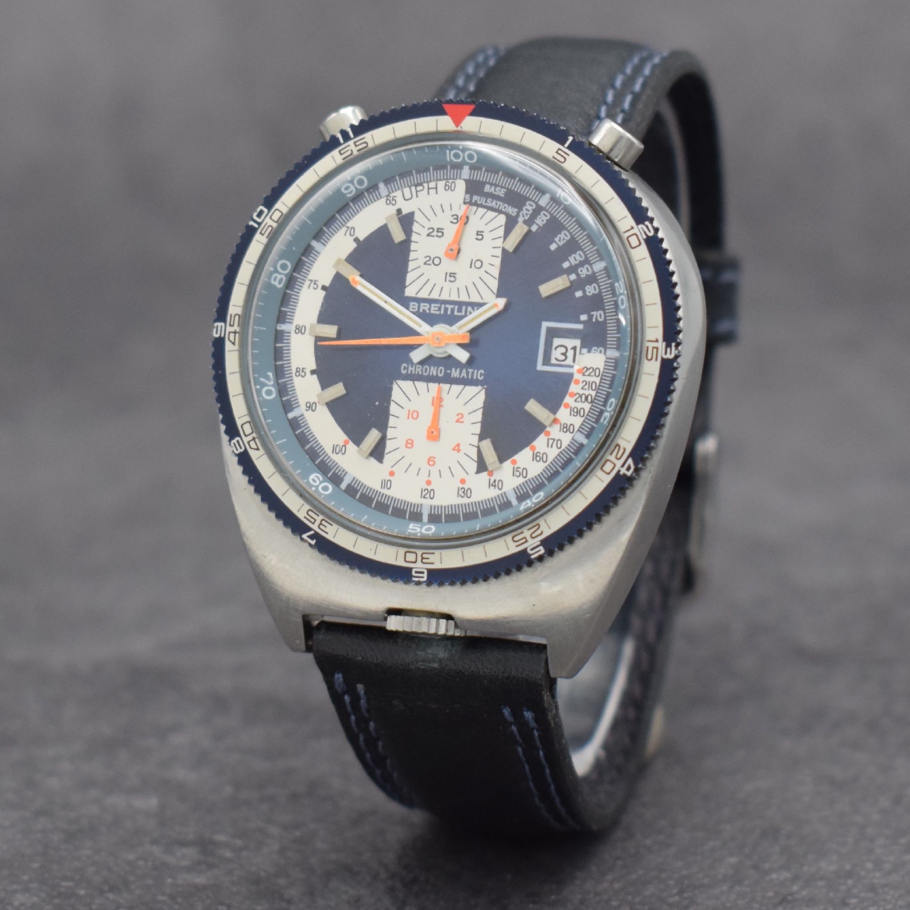 Detail b: BREITLING "Bull Head" Herrenarmbanduhr mit Chronograph Referenz 2117, Schweiz um 1975, Automatik, pultförmiges Edelstahlgeh. inkl. ...
