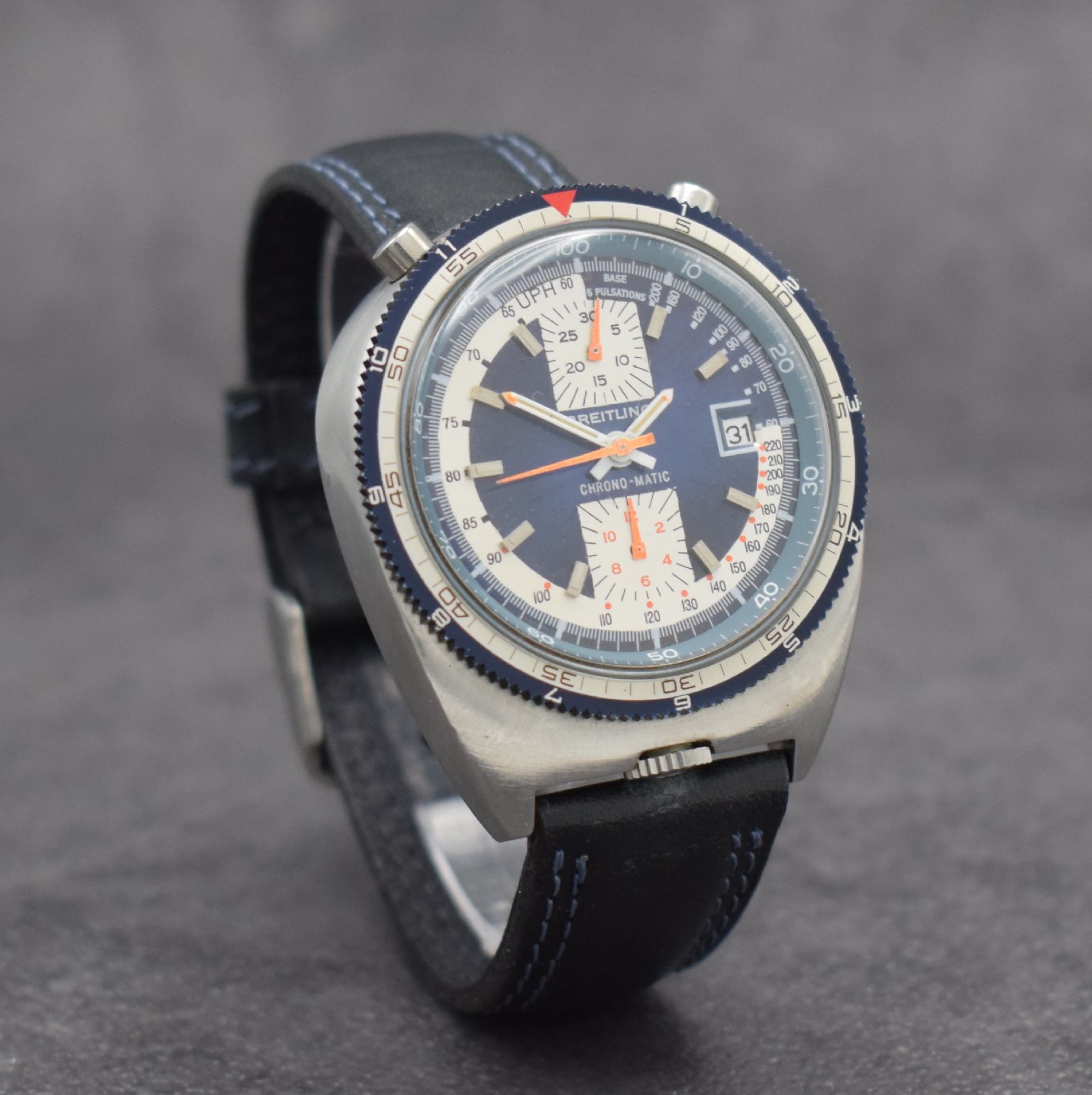 Detail d: BREITLING "Bull Head" Herrenarmbanduhr mit Chronograph Referenz 2117, Schweiz um 1975, Automatik, pultförmiges Edelstahlgeh. inkl. ...