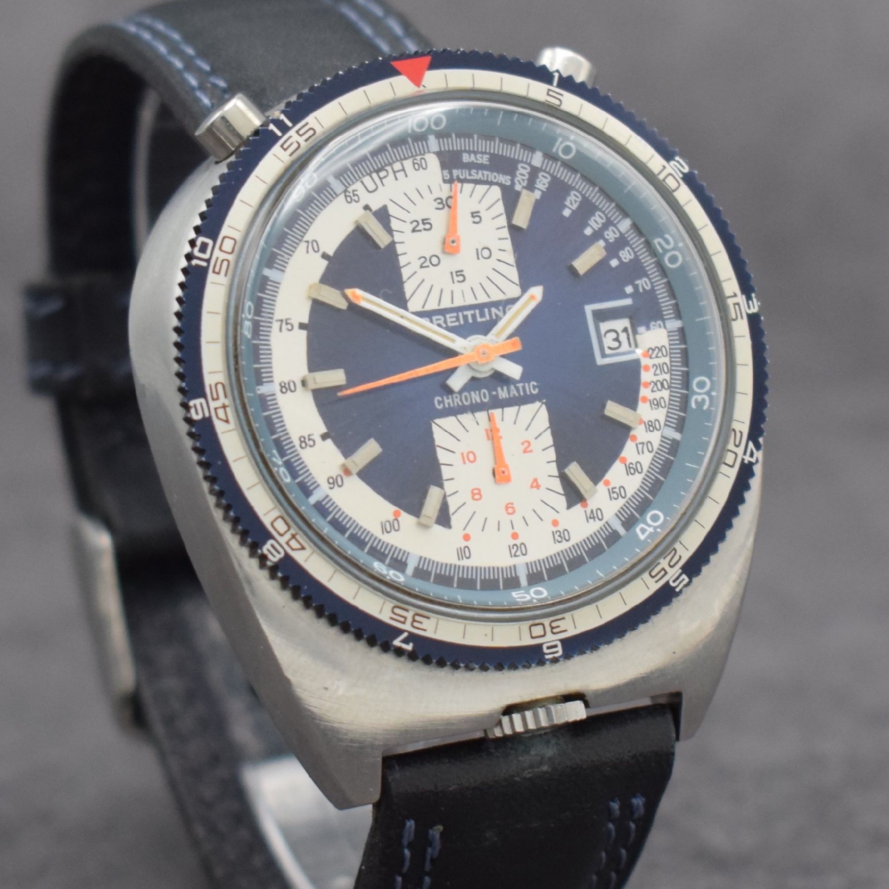 Detail e: BREITLING "Bull Head" Herrenarmbanduhr mit Chronograph Referenz 2117, Schweiz um 1975, Automatik, pultförmiges Edelstahlgeh. inkl. ...