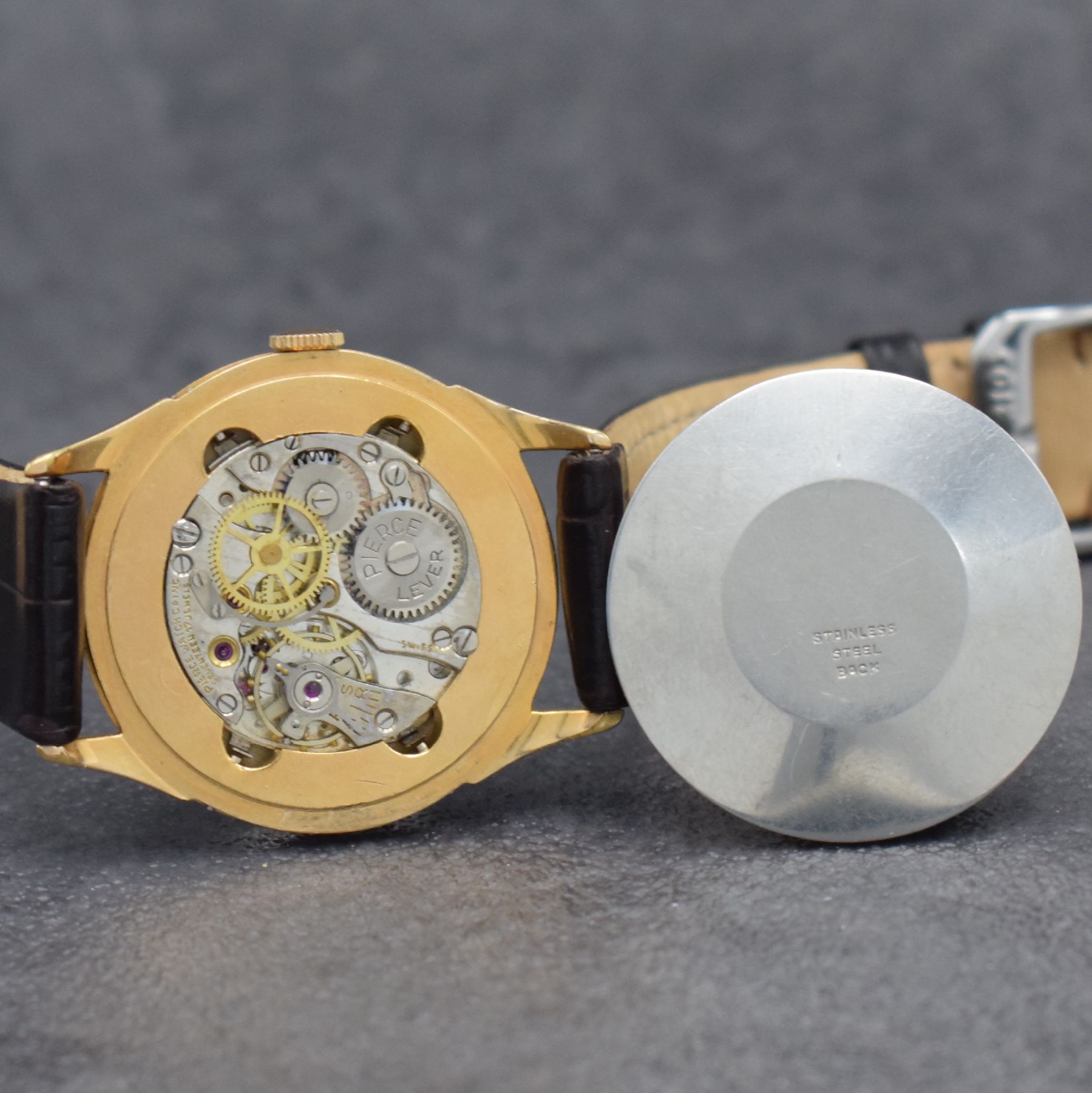 Detail f: PIERCE Herrenarmbanduhr mit Vollkalenderanzeige inklusive Mondphase, Handaufzug, Schweiz um 1940, verg. Metallgeh., Edelstahlboden aufgedr., ...