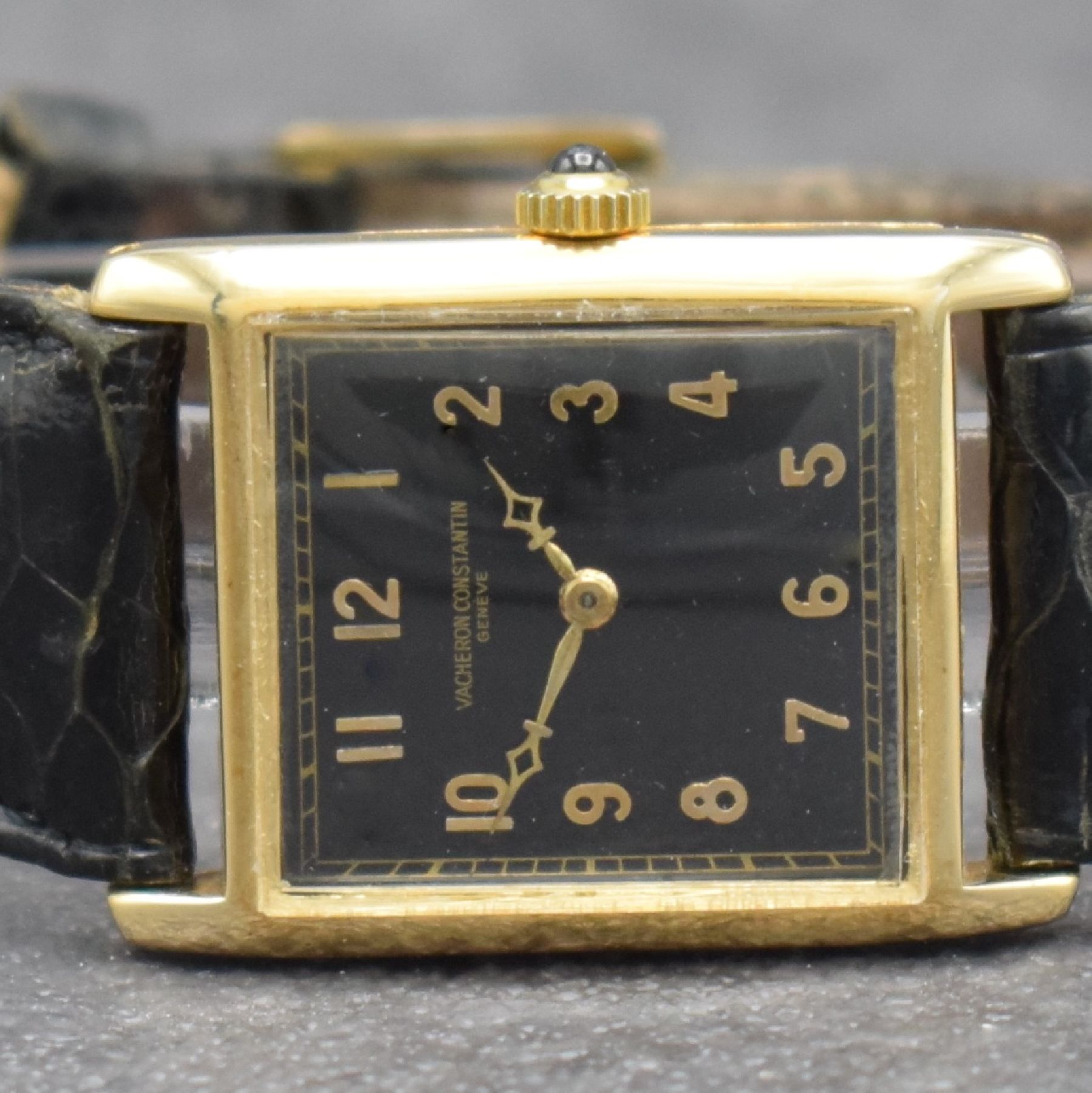 Detail a: VACHERON & CONSTANTIN feine Armbanduhr im GG 750/000 Scharniergehäuse, Handaufzug, Schweiz um 1932, 2-teil. Geh., schwarzes Zifferbl. m. arab. ...