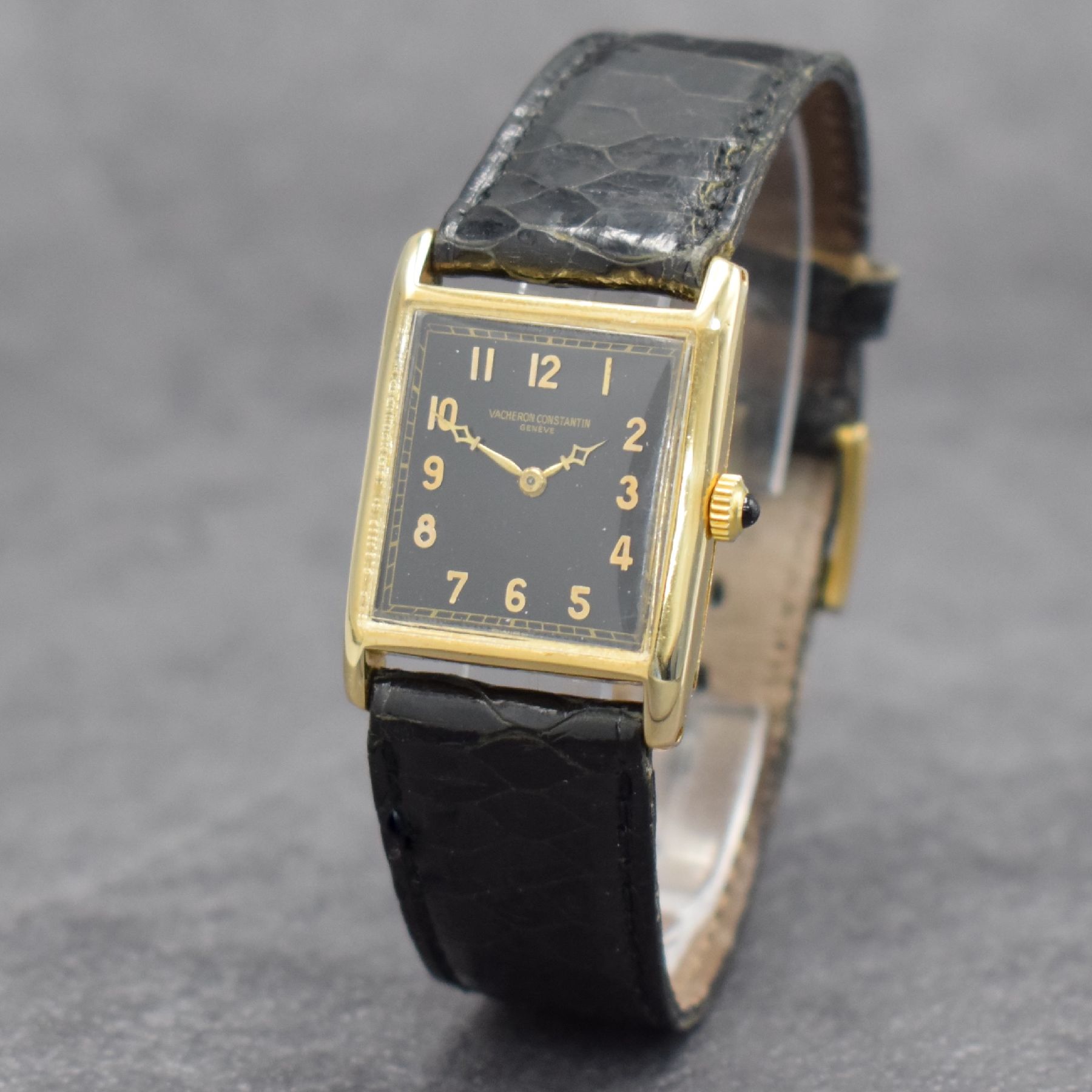 Detail b: VACHERON & CONSTANTIN feine Armbanduhr im GG 750/000 Scharniergehäuse, Handaufzug, Schweiz um 1932, 2-teil. Geh., schwarzes Zifferbl. m. arab. ...