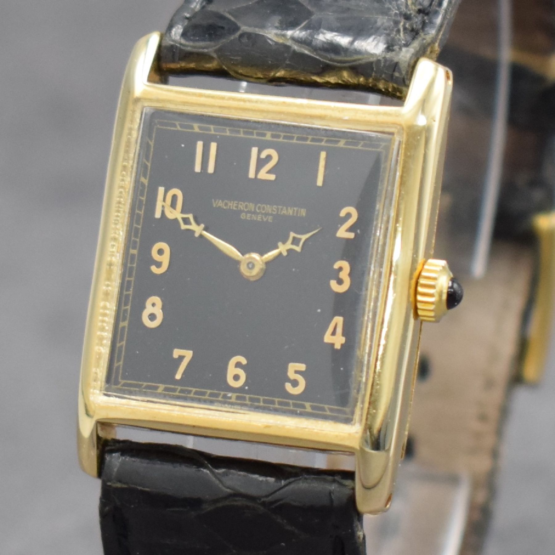 Detail c: VACHERON & CONSTANTIN feine Armbanduhr im GG 750/000 Scharniergehäuse, Handaufzug, Schweiz um 1932, 2-teil. Geh., schwarzes Zifferbl. m. arab. ...