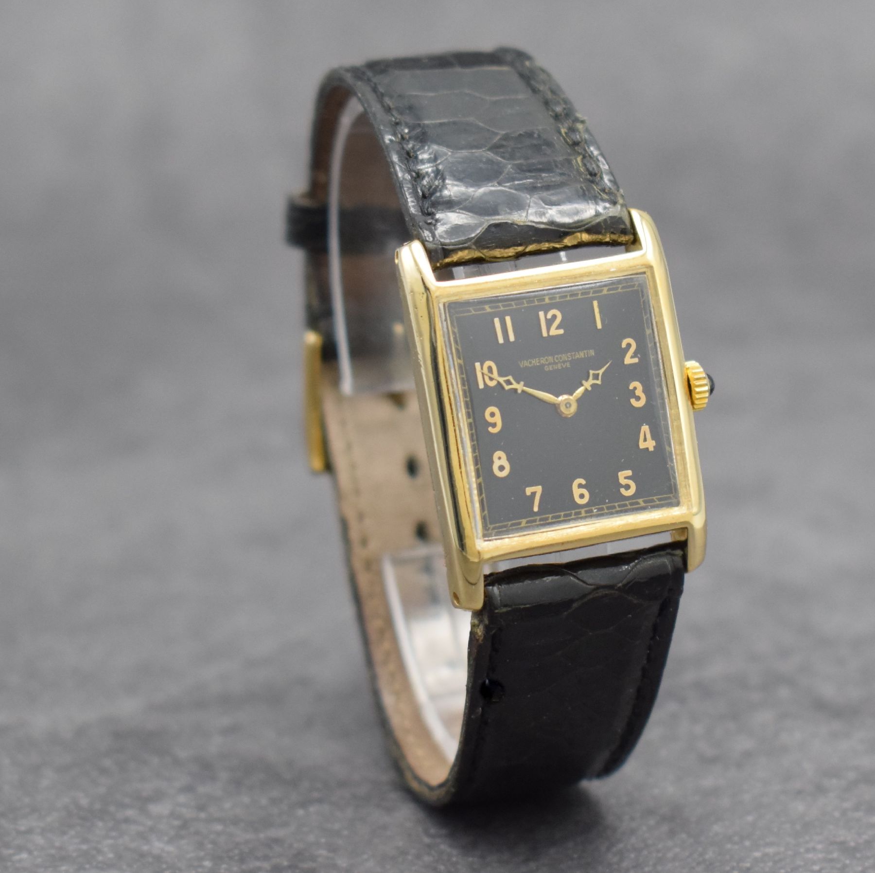 Detail d: VACHERON & CONSTANTIN feine Armbanduhr im GG 750/000 Scharniergehäuse, Handaufzug, Schweiz um 1932, 2-teil. Geh., schwarzes Zifferbl. m. arab. ...