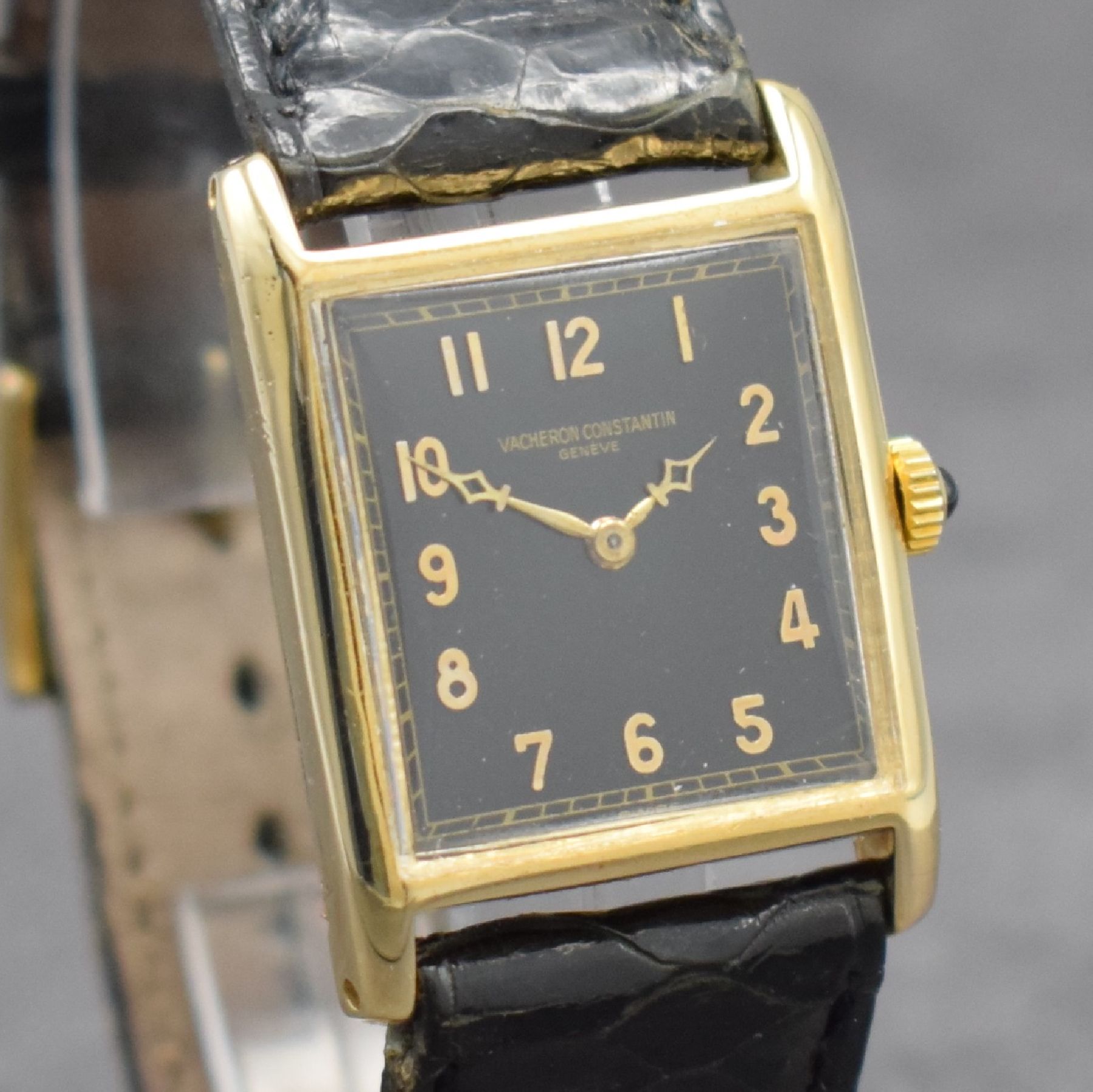 Detail e: VACHERON & CONSTANTIN feine Armbanduhr im GG 750/000 Scharniergehäuse, Handaufzug, Schweiz um 1932, 2-teil. Geh., schwarzes Zifferbl. m. arab. ...