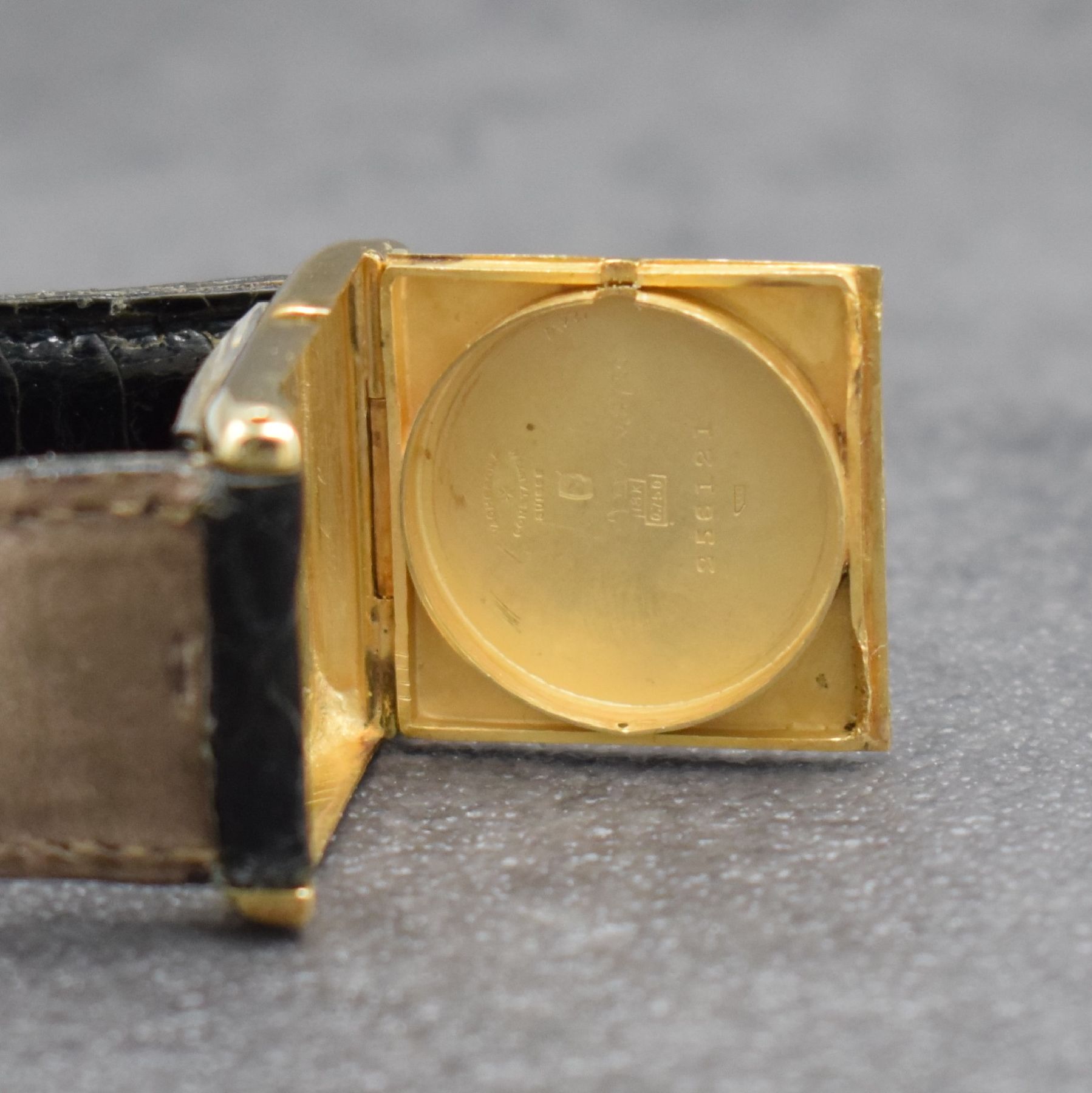 Detail f: VACHERON & CONSTANTIN feine Armbanduhr im GG 750/000 Scharniergehäuse, Handaufzug, Schweiz um 1932, 2-teil. Geh., schwarzes Zifferbl. m. arab. ...