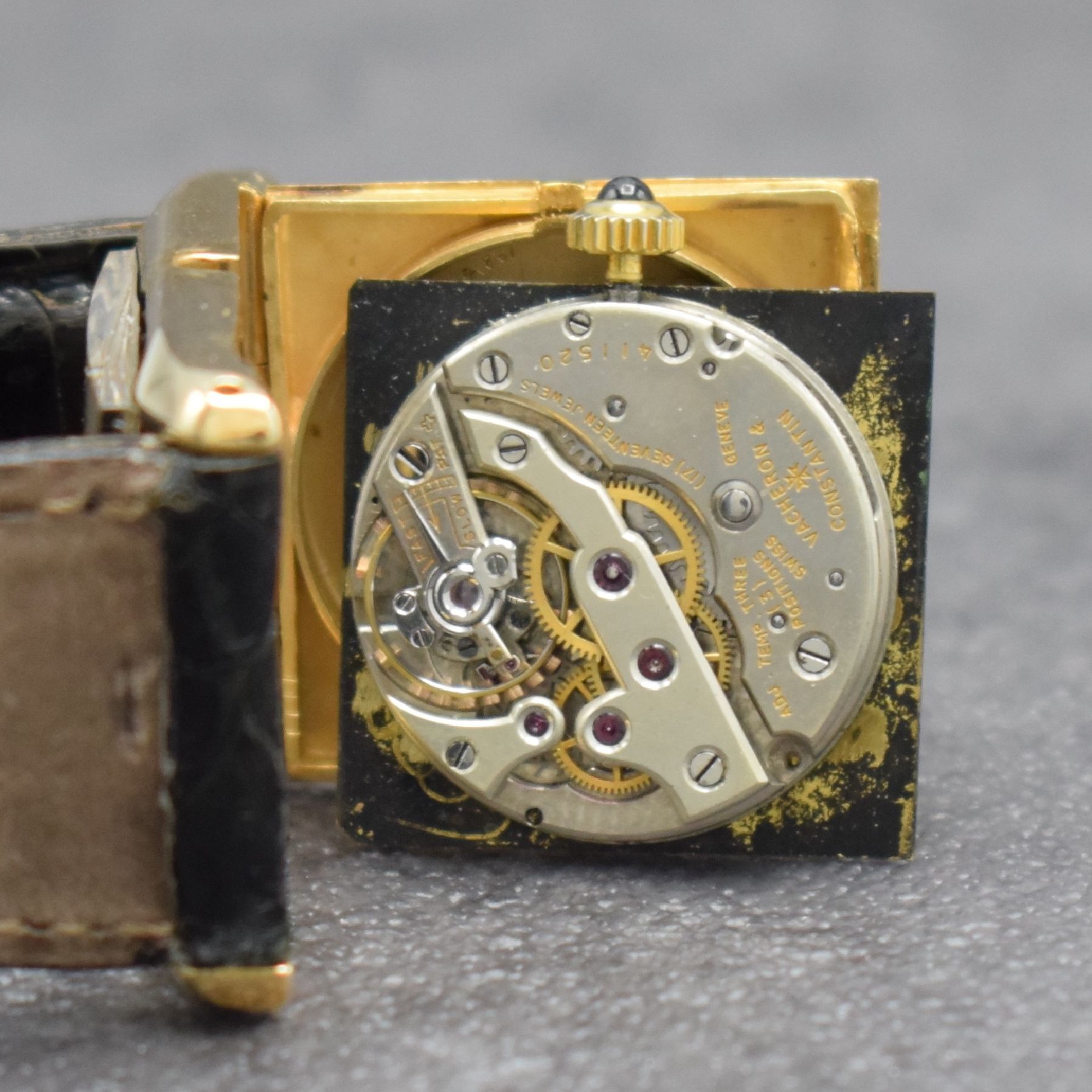 Detail g: VACHERON & CONSTANTIN feine Armbanduhr im GG 750/000 Scharniergehäuse, Handaufzug, Schweiz um 1932, 2-teil. Geh., schwarzes Zifferbl. m. arab. ...