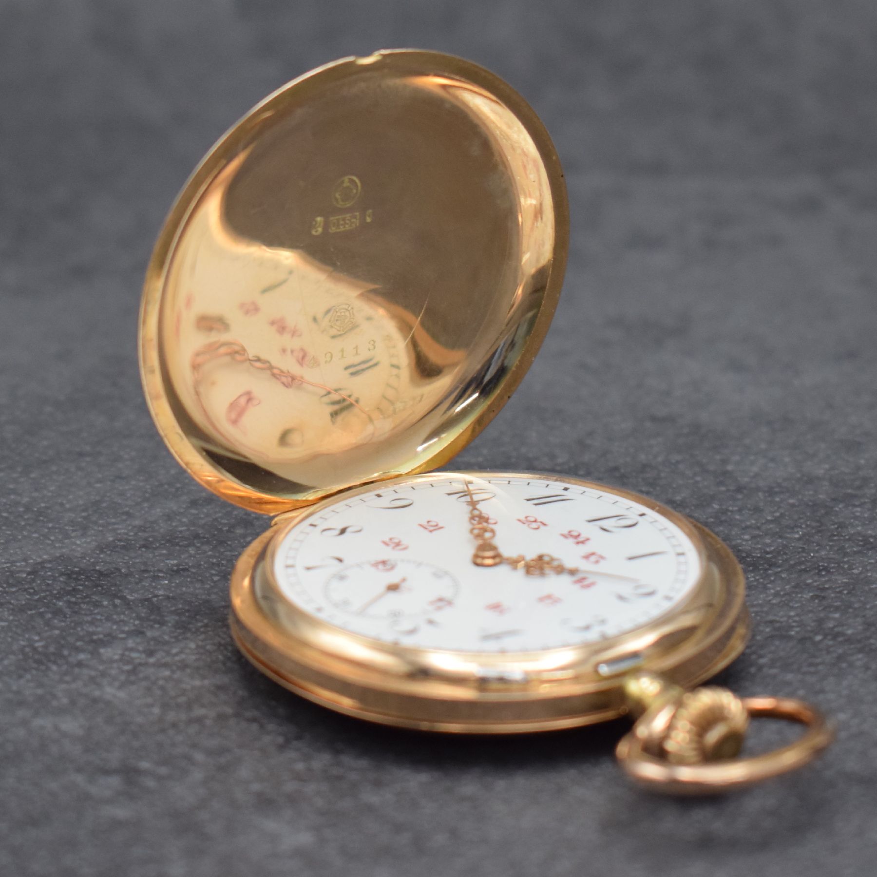 Detail a: Savonette Herrentaschenuhr in RoseG 585/000, Schweiz um 1910, glattes 2-Deckel Goldgeh. dell., Sprungdeckel mit aufw. Schmuckmonogramm, Boden mit ...