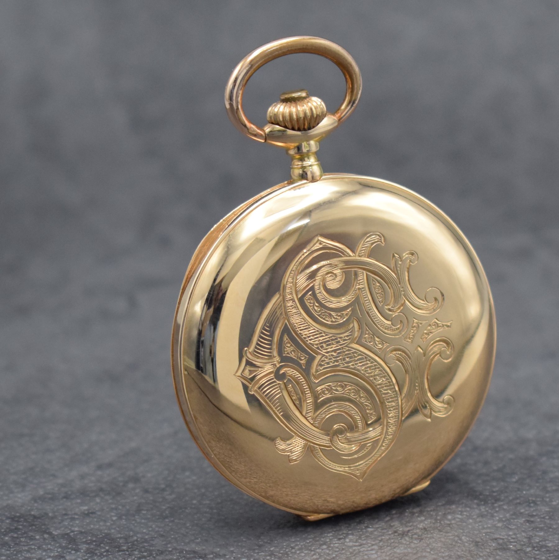 Detail b: Savonette Herrentaschenuhr in RoseG 585/000, Schweiz um 1910, glattes 2-Deckel Goldgeh. dell., Sprungdeckel mit aufw. Schmuckmonogramm, Boden mit ...