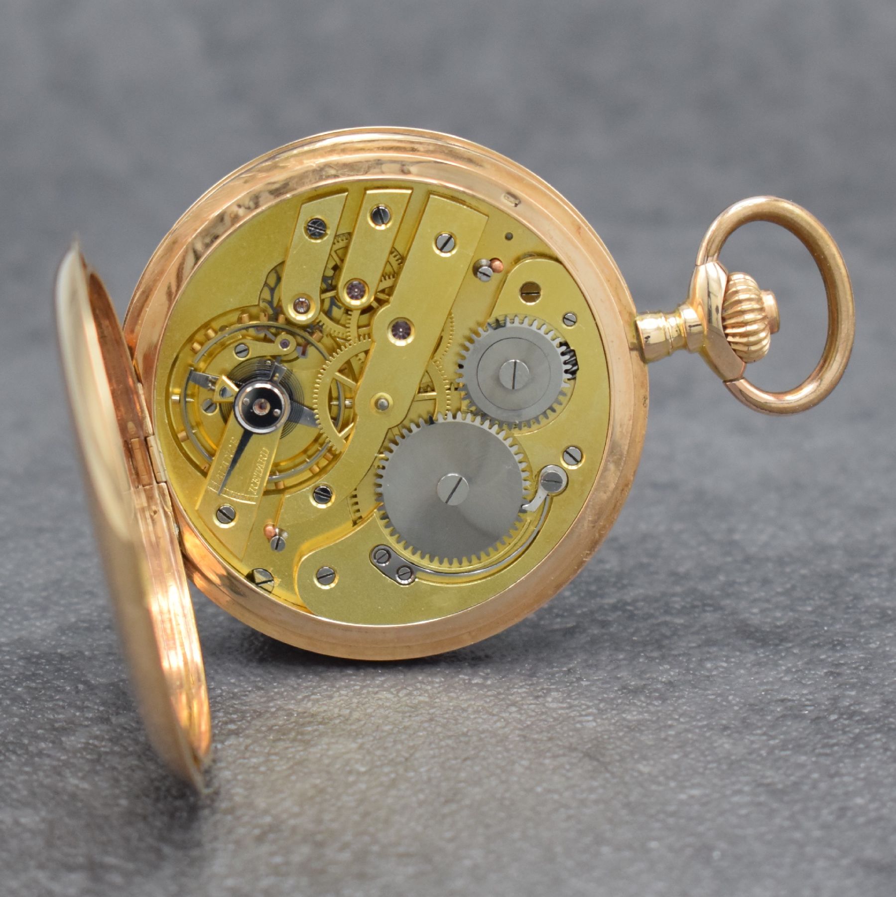Detail d: Savonette Herrentaschenuhr in RoseG 585/000, Schweiz um 1910, glattes 2-Deckel Goldgeh. dell., Sprungdeckel mit aufw. Schmuckmonogramm, Boden mit ...