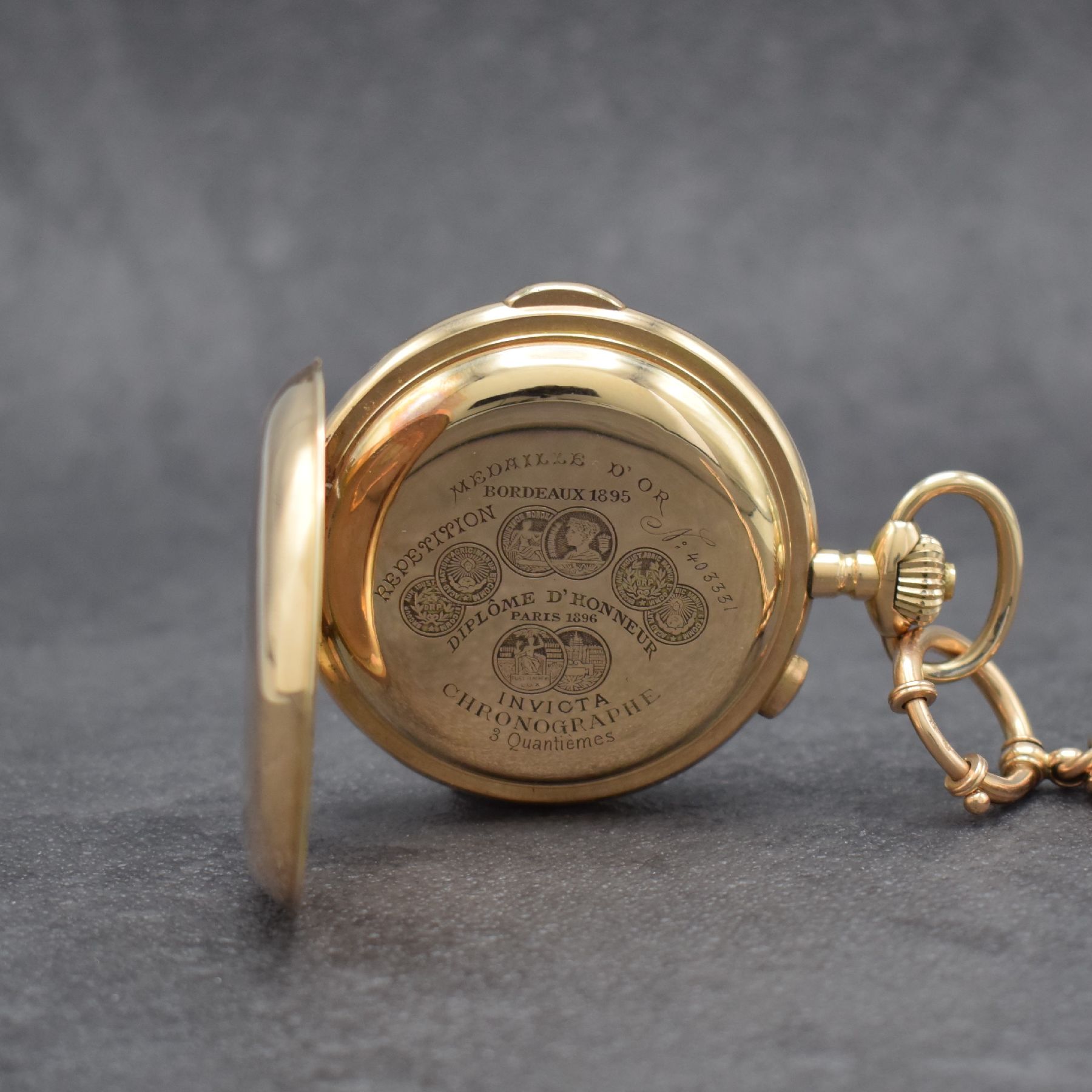 Detail e: INVICTA Savonette mit Vollkalender, Repetition & Chronograph in RG 585/000 mit RG 585/000 Kette Gesamt-Gew. ca. 164g, Schweiz um 1900, 3-Deckel ...