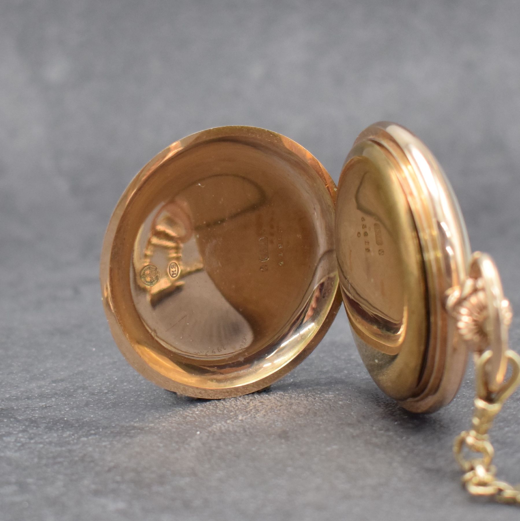 Detail d: H.S Savonette in RG 585/000 mit Chatelaine in GG 333/000, Schweiz um 1900, Chatelaine sp., 2-Deckel Goldgeh., beide Schalen im Strahlendekor, ...