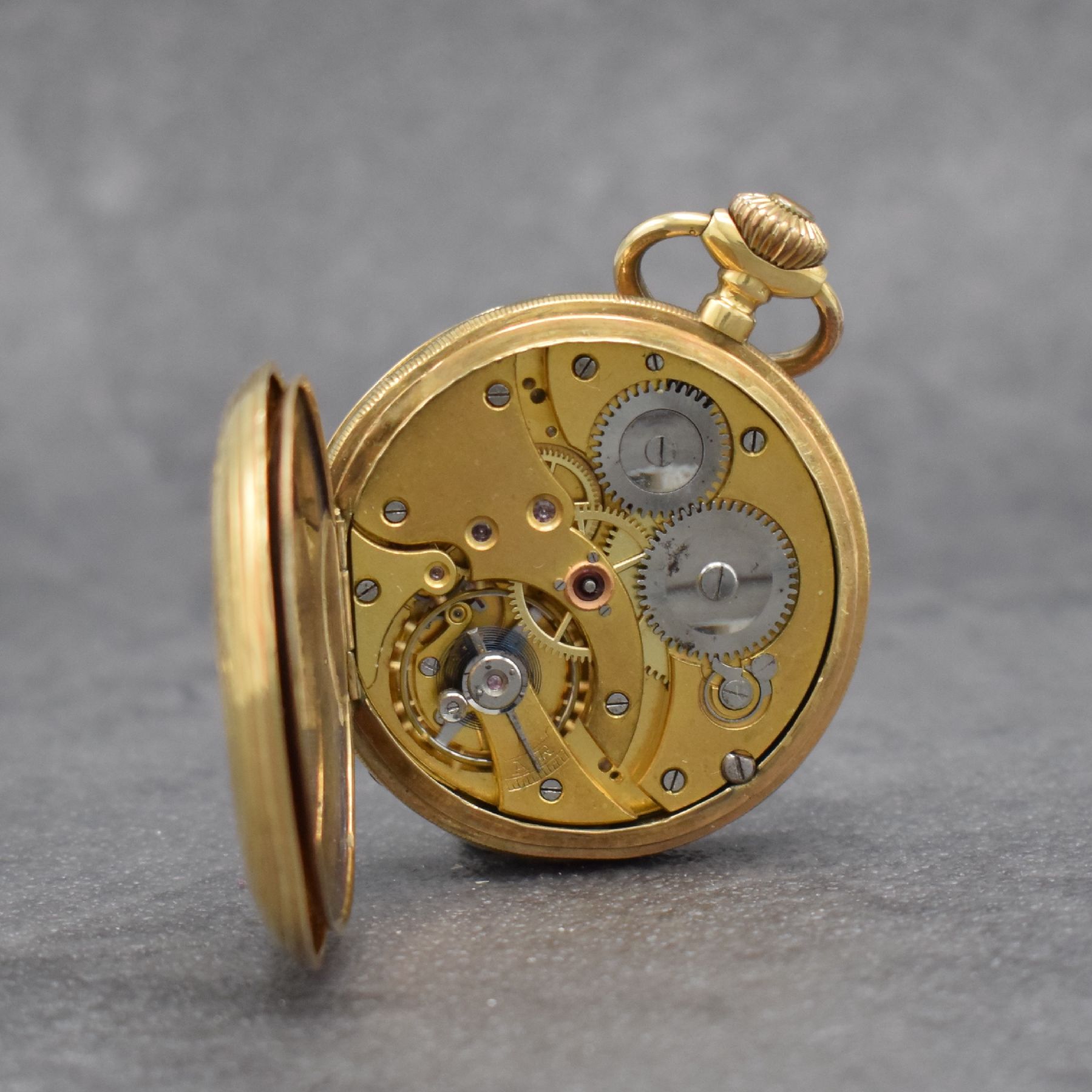 Detail g: Savonette in GG 750/000 mit späterem Werk, Schweiz, 2-Deckel Goldgehäuse um 1870 dell., Werk sp. auf Kd.-Wunsch, beide Schalen aufw. graviert, ...