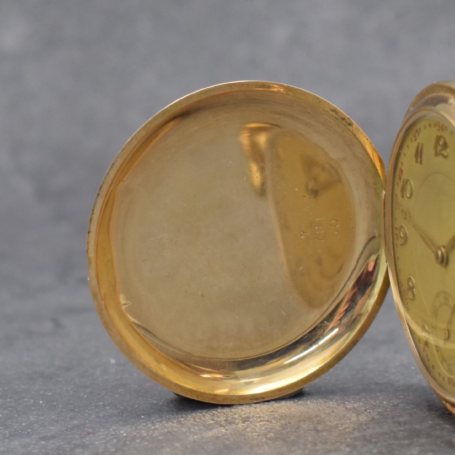 Detail a: Herrensavonette in RG 585/000, Schweiz um 1920, 3-Deckel Goldgeh. dell., Metallzifferbl. m. gold. arab. Zahlen, gold. Zeiger, verg. Werk, Schr.-Unr., ...