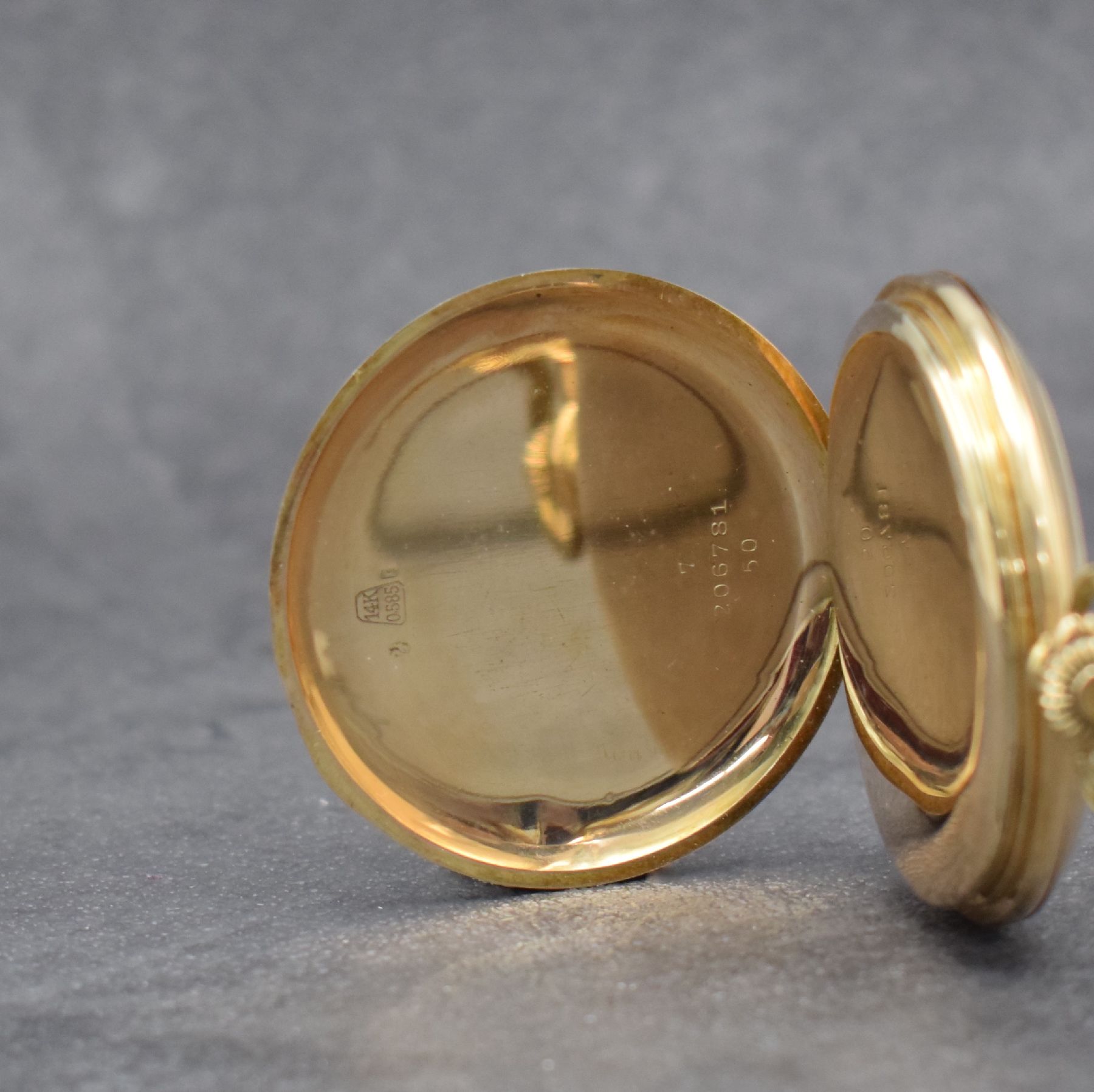 Detail d: Herrensavonette in RG 585/000, Schweiz um 1920, 3-Deckel Goldgeh. dell., Metallzifferbl. m. gold. arab. Zahlen, gold. Zeiger, verg. Werk, Schr.-Unr., ...