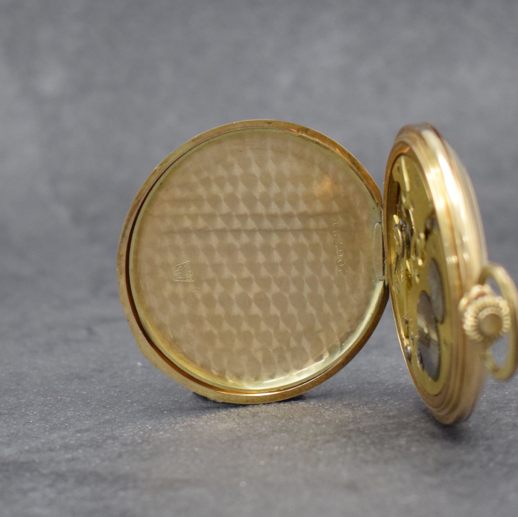 Detail f: Herrensavonette in RG 585/000, Schweiz um 1920, 3-Deckel Goldgeh. dell., Metallzifferbl. m. gold. arab. Zahlen, gold. Zeiger, verg. Werk, Schr.-Unr., ...