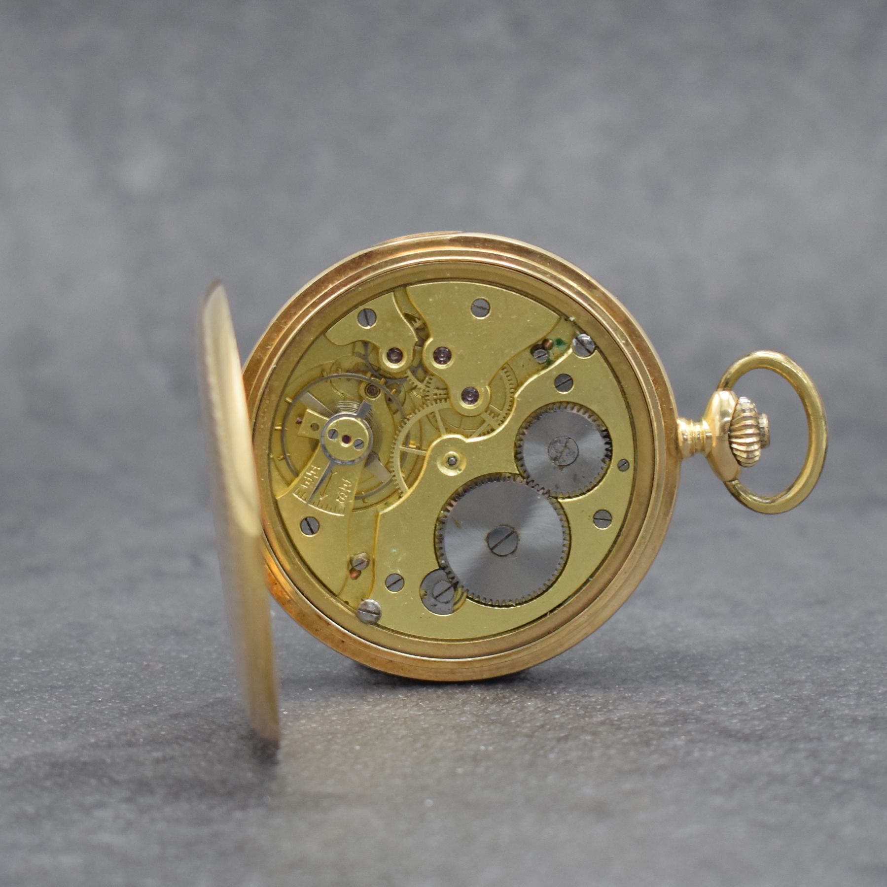 Detail g: Herrensavonette in RG 585/000, Schweiz um 1920, 3-Deckel Goldgeh. dell., Metallzifferbl. m. gold. arab. Zahlen, gold. Zeiger, verg. Werk, Schr.-Unr., ...