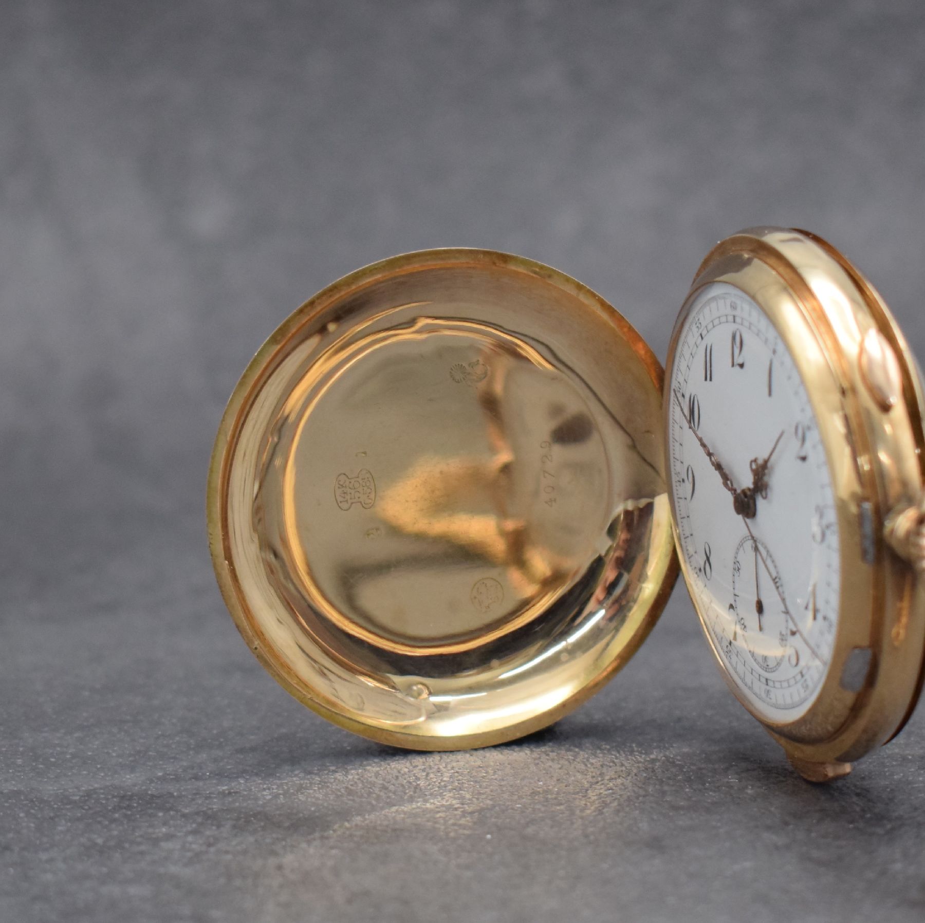 Detail a: Savonette in RG 585/000 m. 1/4 Stundenrepetition & Chronograph, mit Kette in GG 750/000, Schweiz um 1900, Kette später, 3-Deckel Goldgeh. dell., ...