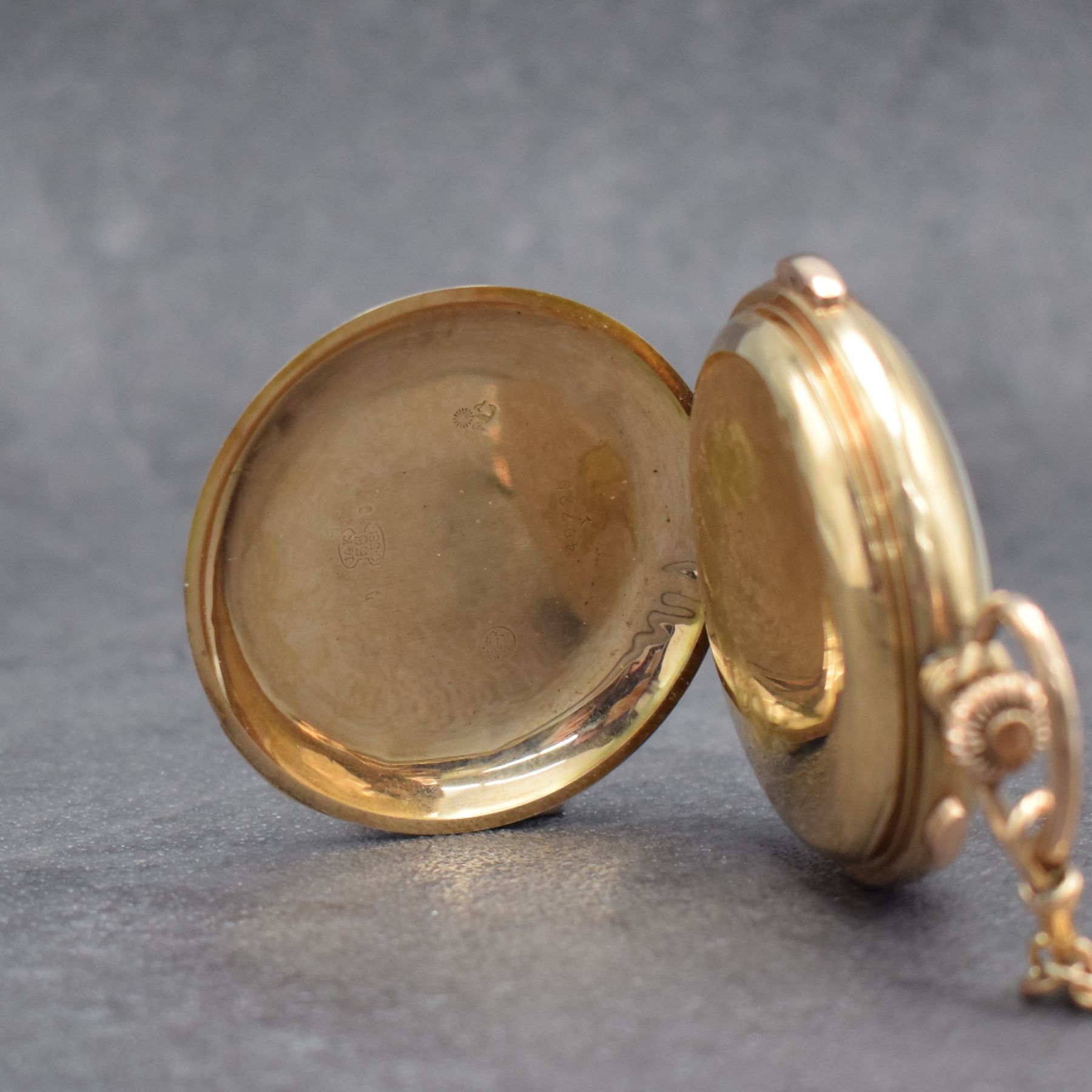 Detail d: Savonette in RG 585/000 m. 1/4 Stundenrepetition & Chronograph, mit Kette in GG 750/000, Schweiz um 1900, Kette später, 3-Deckel Goldgeh. dell., ...
