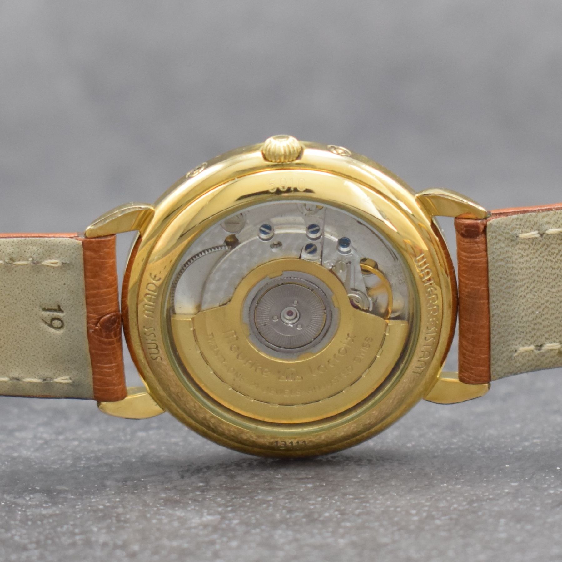 Detail e: MAURICE LACROIX vergoldete Herrenarmbanduhr mit Vollkalender, Schweiz um 1995, Automatik, Ref. 13111, beids. vergl. Geh., Boden aufgedr., orig. ...