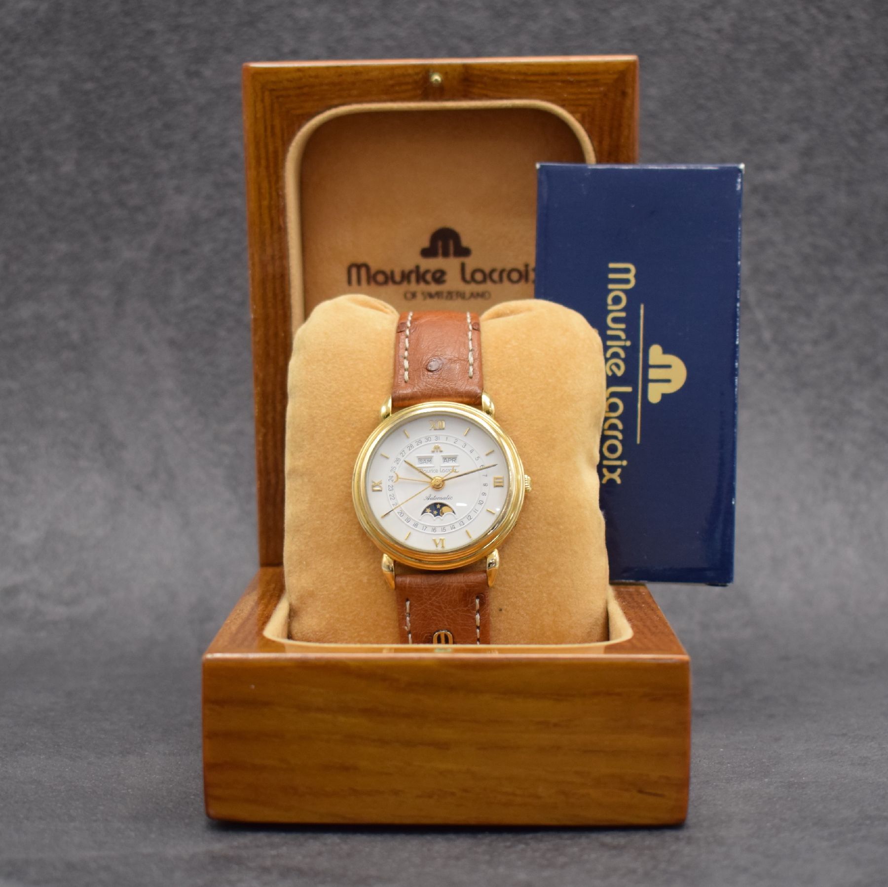 Detail h: MAURICE LACROIX vergoldete Herrenarmbanduhr mit Vollkalender, Schweiz um 1995, Automatik, Ref. 13111, beids. vergl. Geh., Boden aufgedr., orig. ...