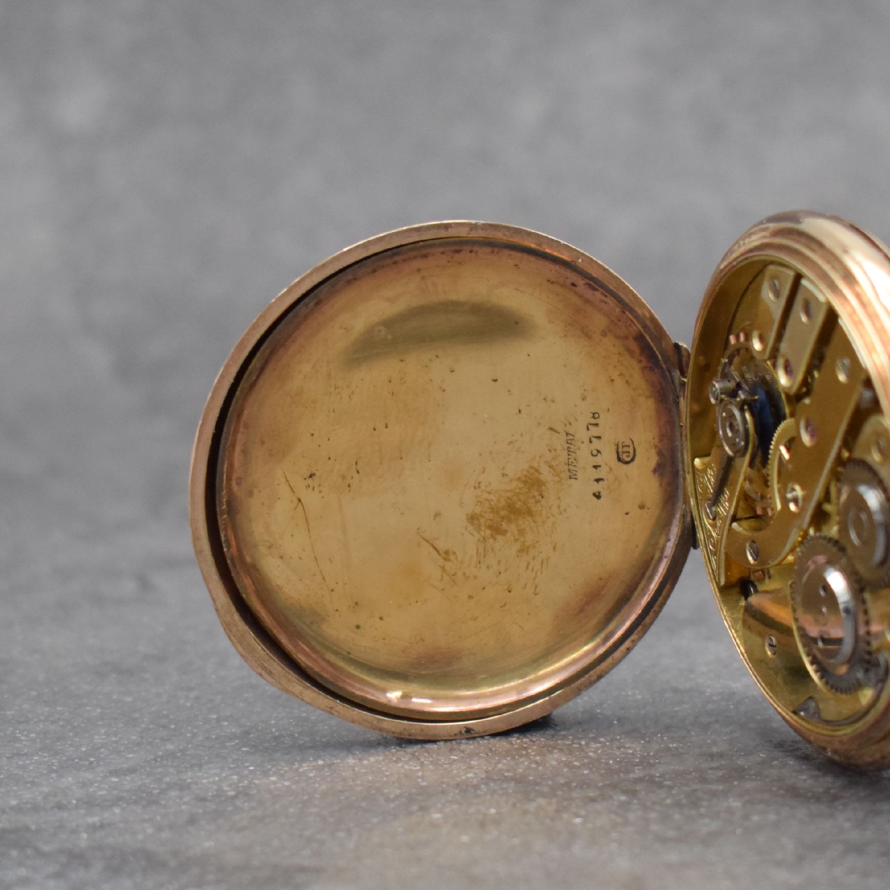 Detail g: Herrensavonette in RG 333/000, Schweiz um 1910, 2-Deckel Goldgeh., Glasrand lose bzw. zu rep., Emailzifferbl. m. arab. Zahlen, gold. Zeiger, verg. ...