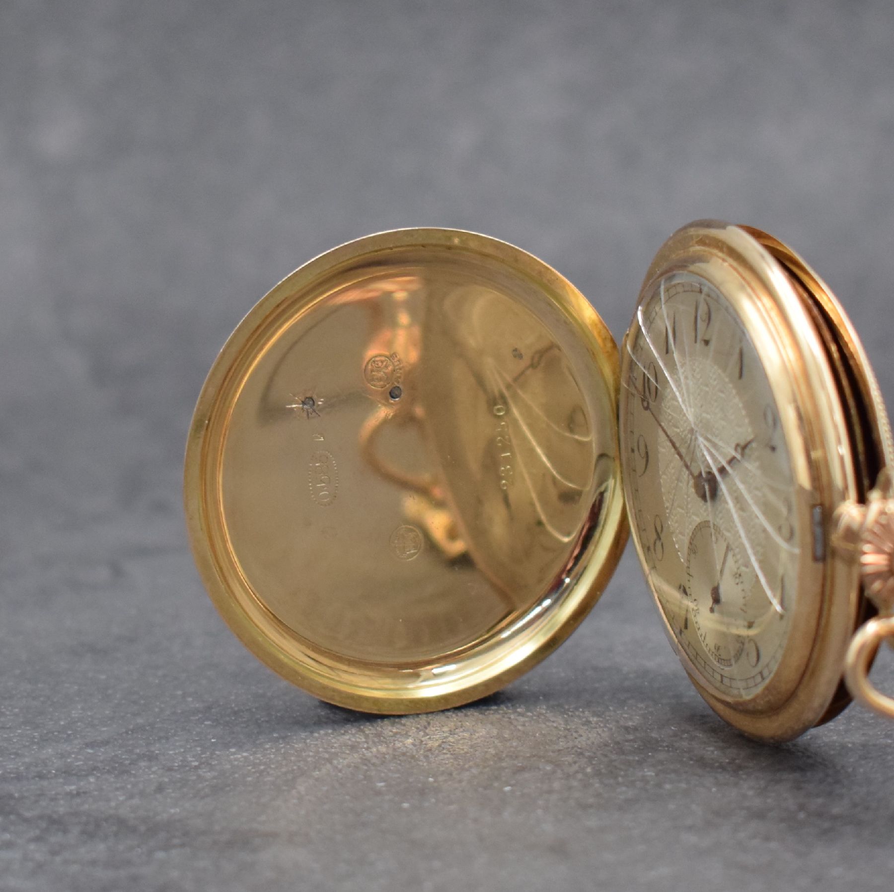 Detail a: JANUS Savonette in RG 585/000, Schweiz um 1915, 2-Deckel Goldgeh., Sprungdeckel mit diamantbesetzt. (1x fehl.) Monogramm, silb. Zifferbl. m. arab. ...