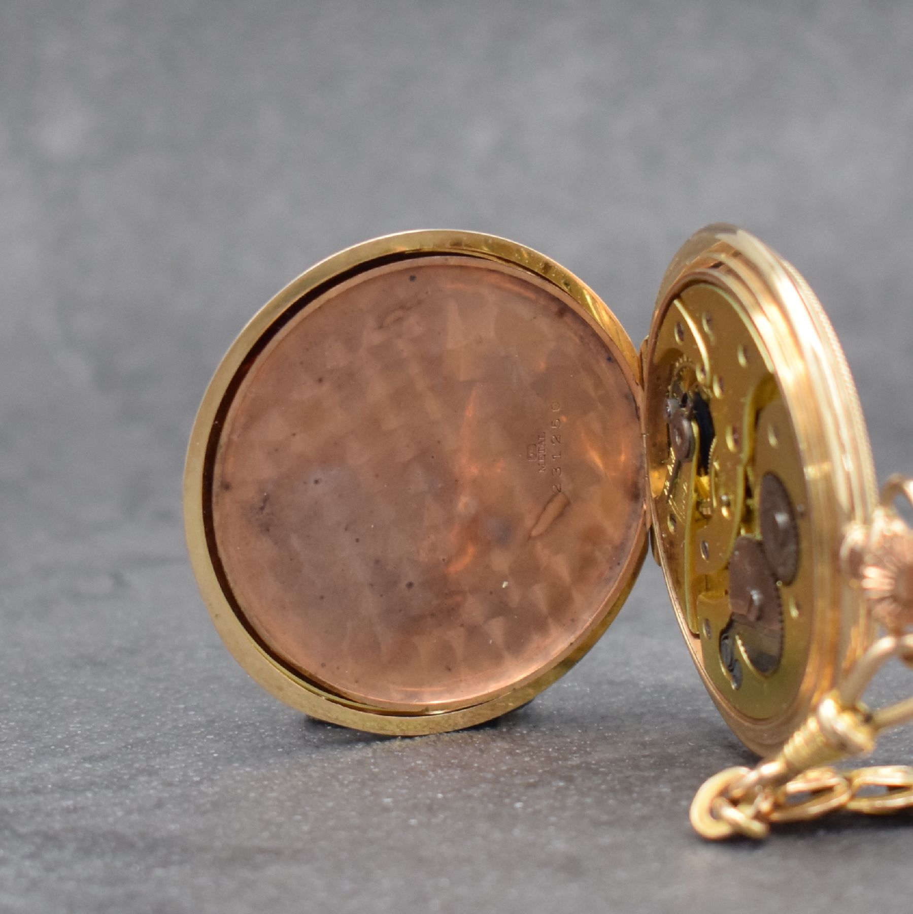 Detail f: JANUS Savonette in RG 585/000, Schweiz um 1915, 2-Deckel Goldgeh., Sprungdeckel mit diamantbesetzt. (1x fehl.) Monogramm, silb. Zifferbl. m. arab. ...