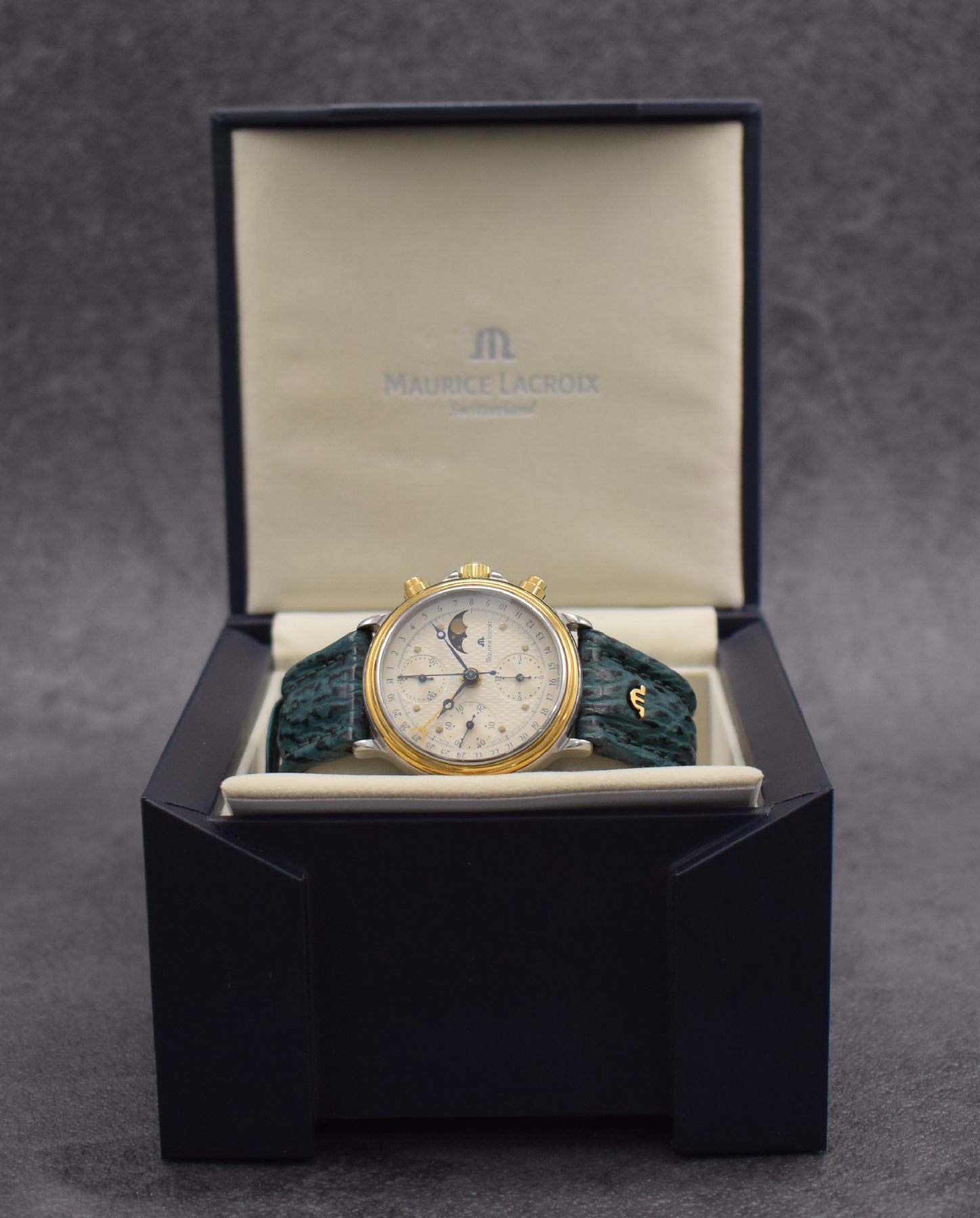 Detail h: MAURICE LACROIX Herrenarmbanduhr mit Chronograph & Mondphase, Schweiz um 1990, Automatik, Ref. 01939, Stahl/Gold komb., verschr. Boden (besch.) & ...