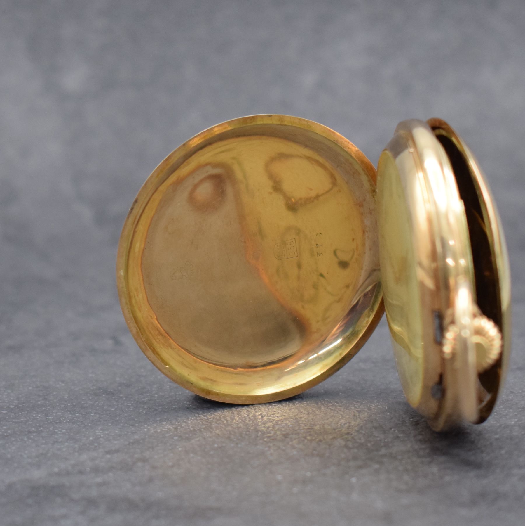 Detail a: GENIUS Savonette in RoseG 585/000 inklusive Kette in RG 585/000 Gesamtgew. ca. 119g, Schweiz um 1905, guill. 3-Deckel Goldgeh., Emailzifferbl. m. ...
