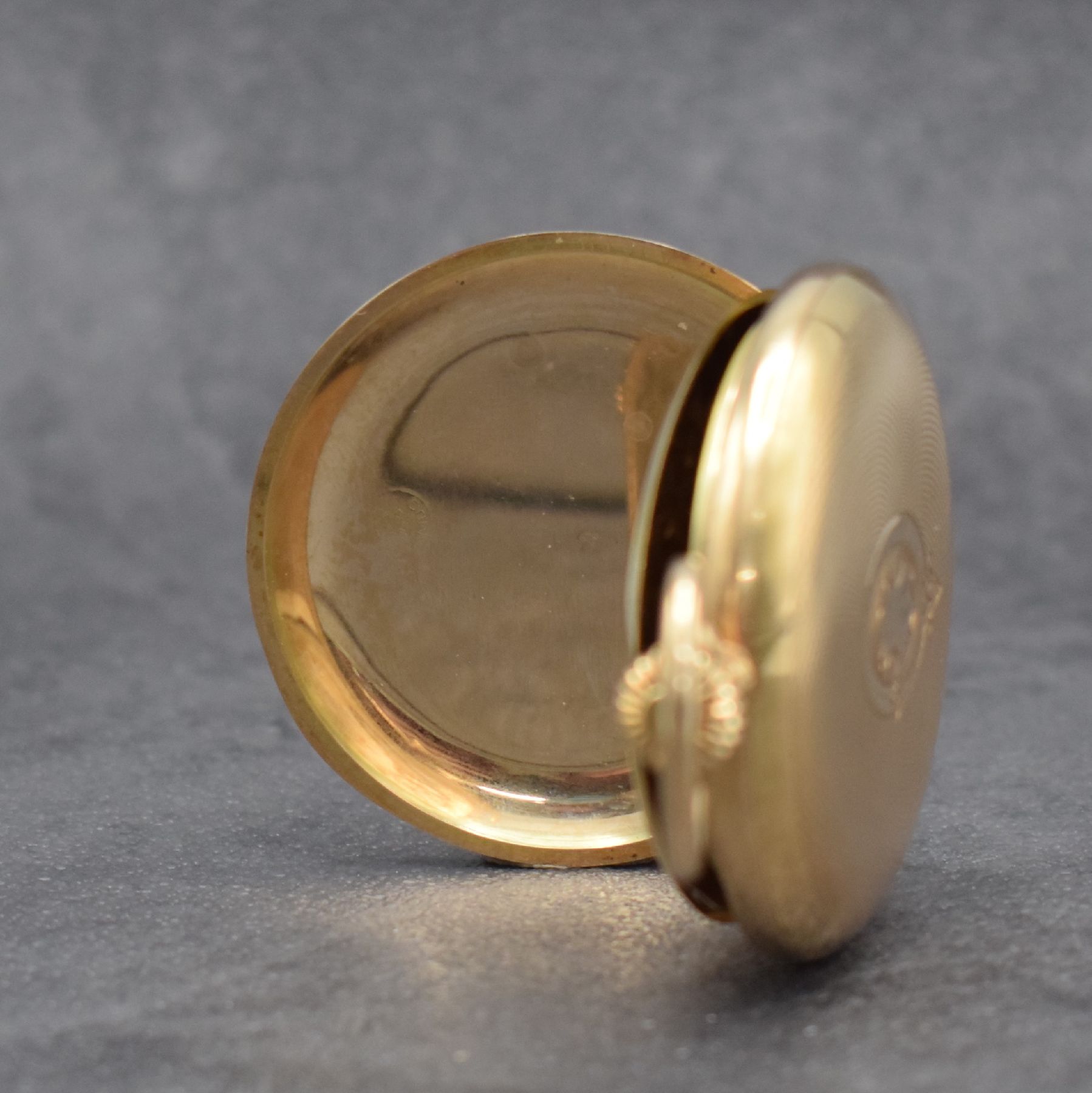 Detail d: GENIUS Savonette in RoseG 585/000 inklusive Kette in RG 585/000 Gesamtgew. ca. 119g, Schweiz um 1905, guill. 3-Deckel Goldgeh., Emailzifferbl. m. ...