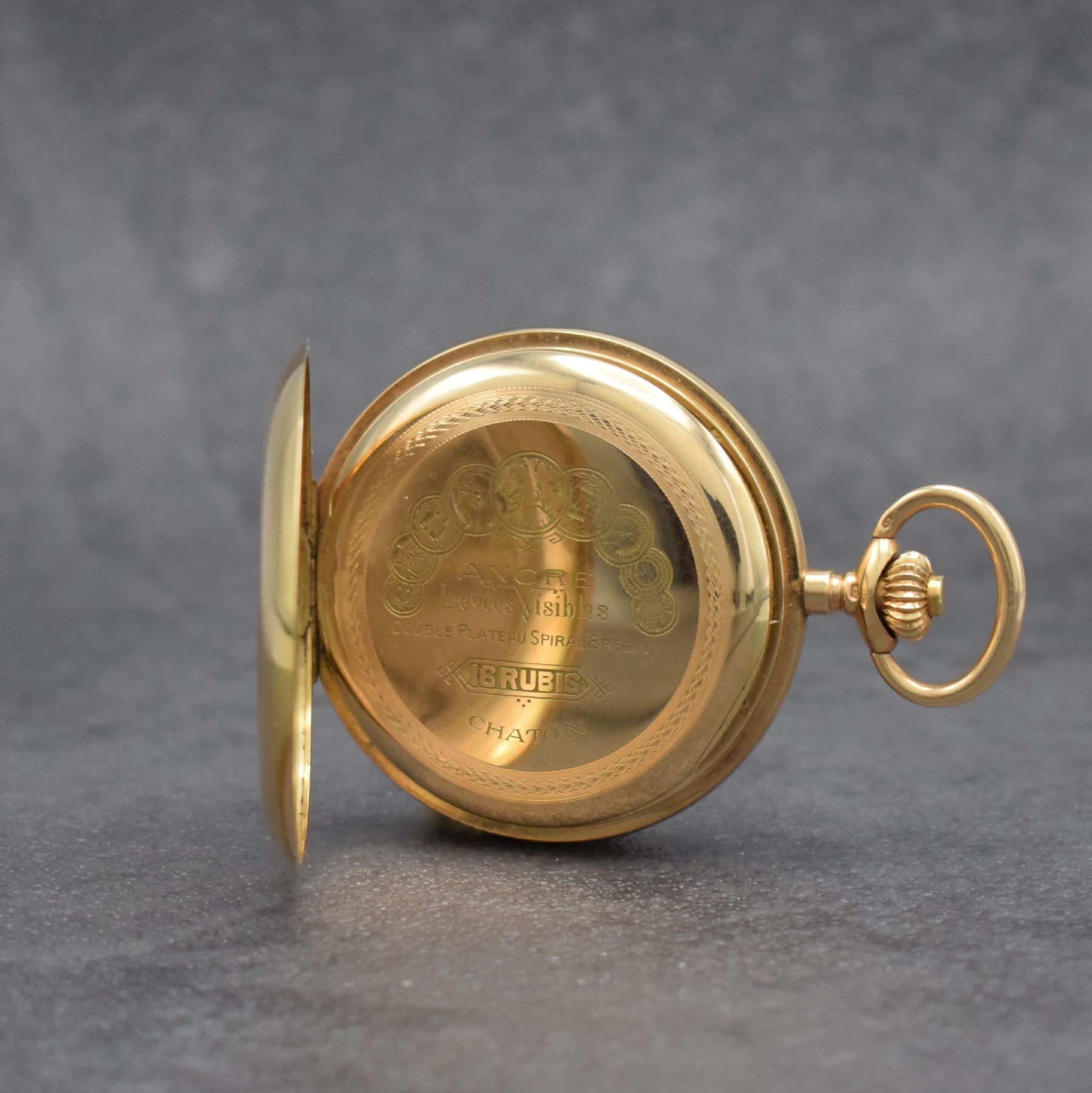 Detail e: GENIUS Savonette in RoseG 585/000 inklusive Kette in RG 585/000 Gesamtgew. ca. 119g, Schweiz um 1905, guill. 3-Deckel Goldgeh., Emailzifferbl. m. ...