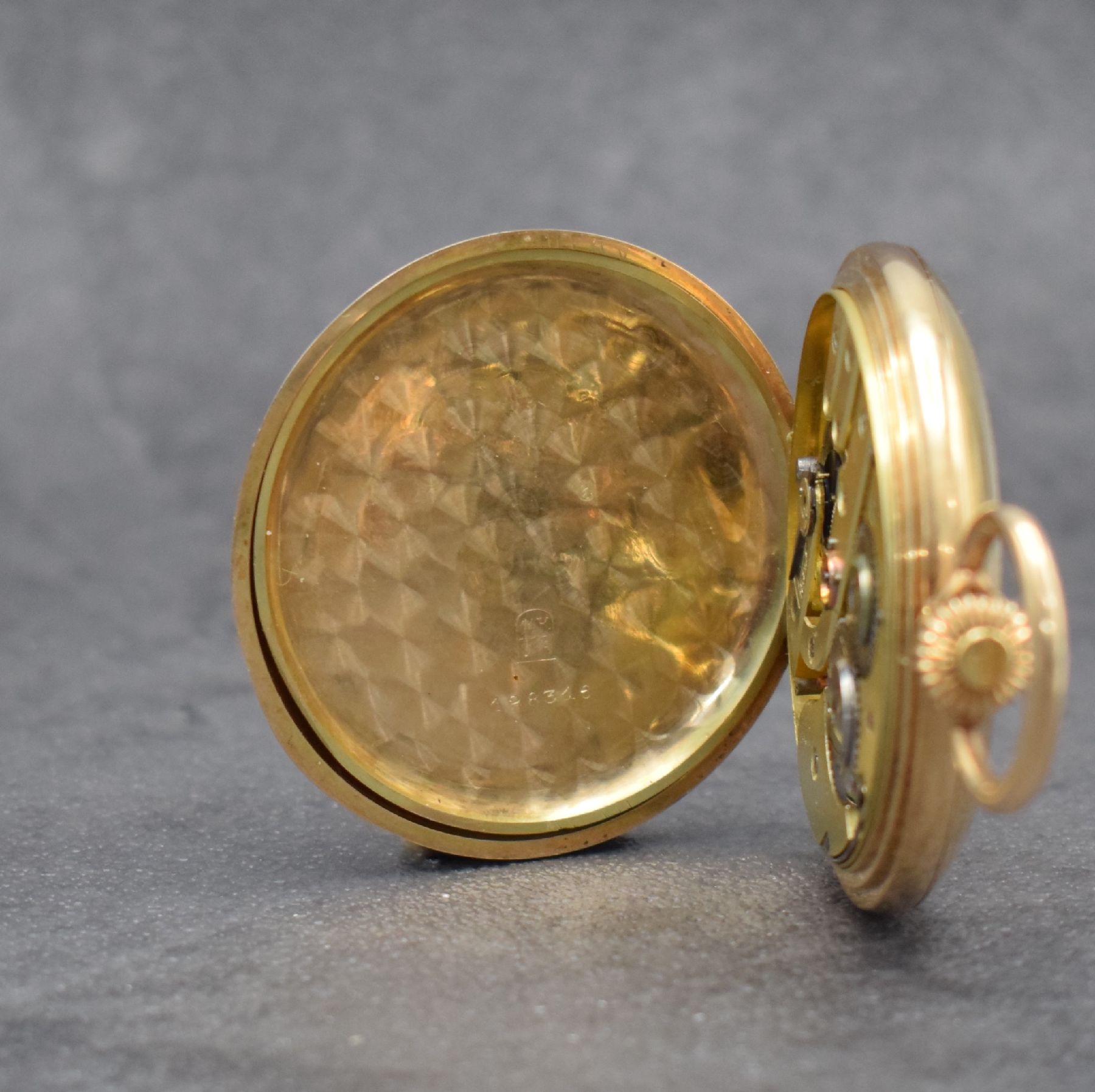 Detail f: GENIUS Savonette in RoseG 585/000 inklusive Kette in RG 585/000 Gesamtgew. ca. 119g, Schweiz um 1905, guill. 3-Deckel Goldgeh., Emailzifferbl. m. ...