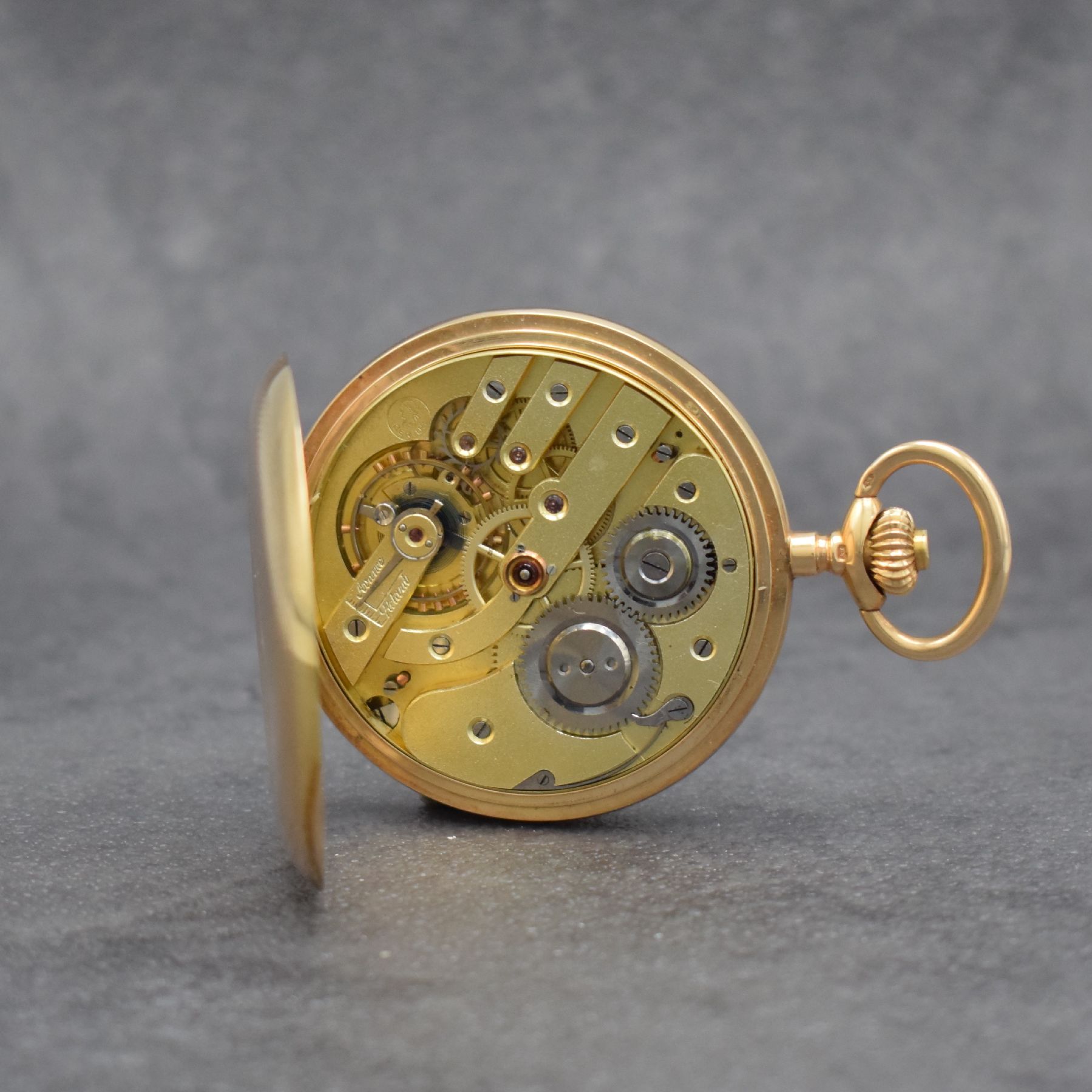 Detail g: GENIUS Savonette in RoseG 585/000 inklusive Kette in RG 585/000 Gesamtgew. ca. 119g, Schweiz um 1905, guill. 3-Deckel Goldgeh., Emailzifferbl. m. ...