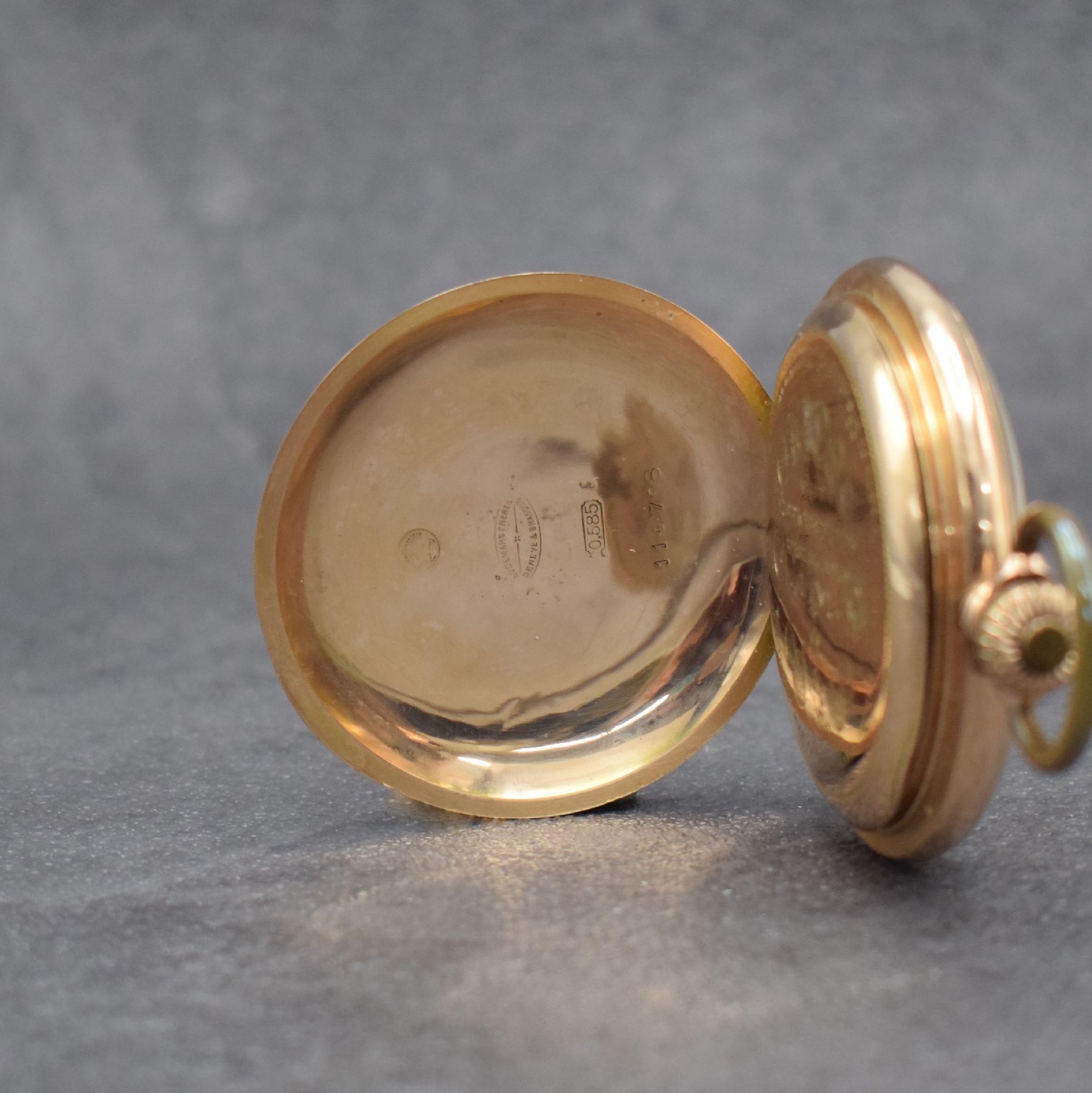 Detail d: AUDEMARS FRERES Savonette in RG 585/000, Schweiz um 1900, 3-Deckel Goldgeh. dell., Emailzifferbl. m. arab. Zahlen besch., verg. Werk m. 3 verschr. ...