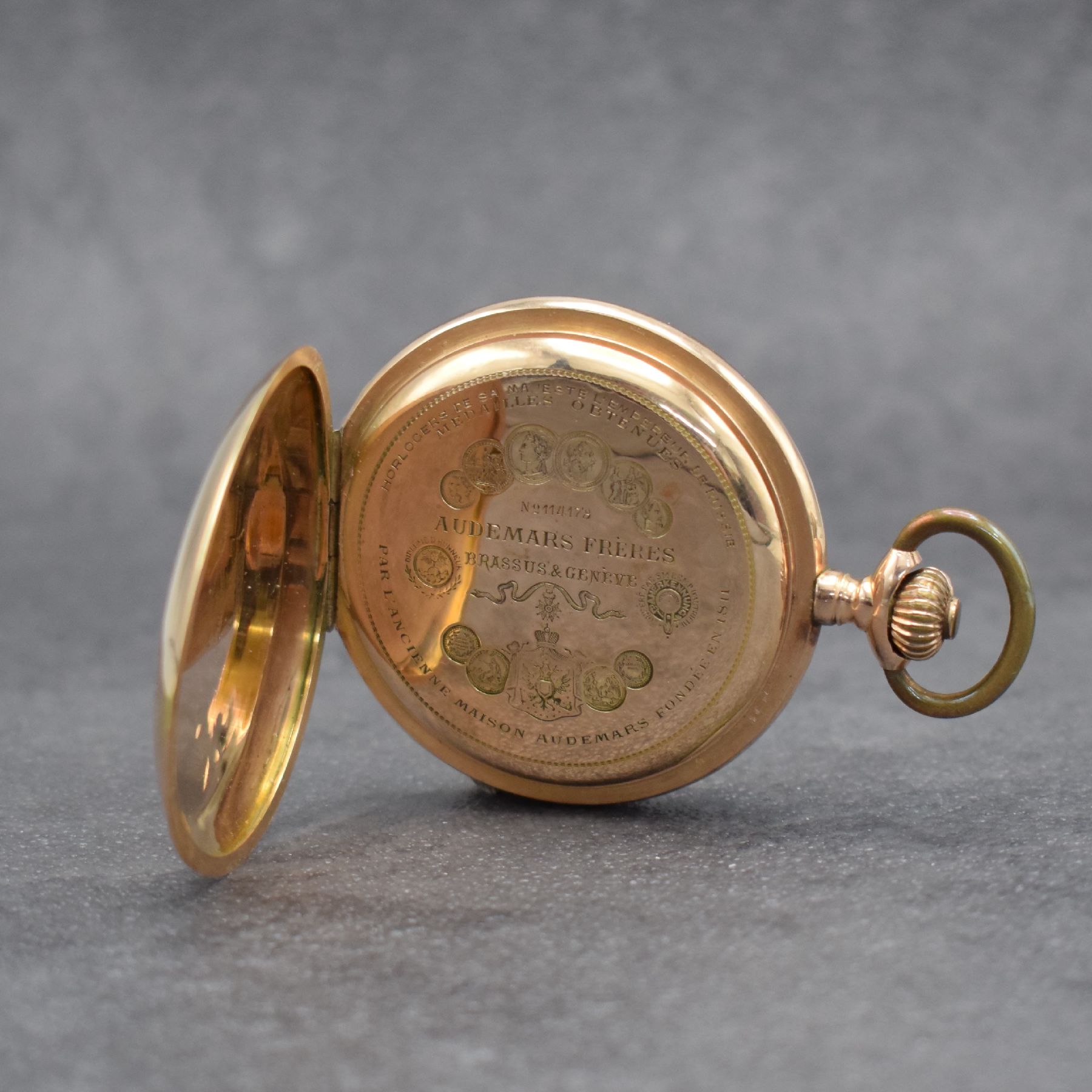 Detail e: AUDEMARS FRERES Savonette in RG 585/000, Schweiz um 1900, 3-Deckel Goldgeh. dell., Emailzifferbl. m. arab. Zahlen besch., verg. Werk m. 3 verschr. ...