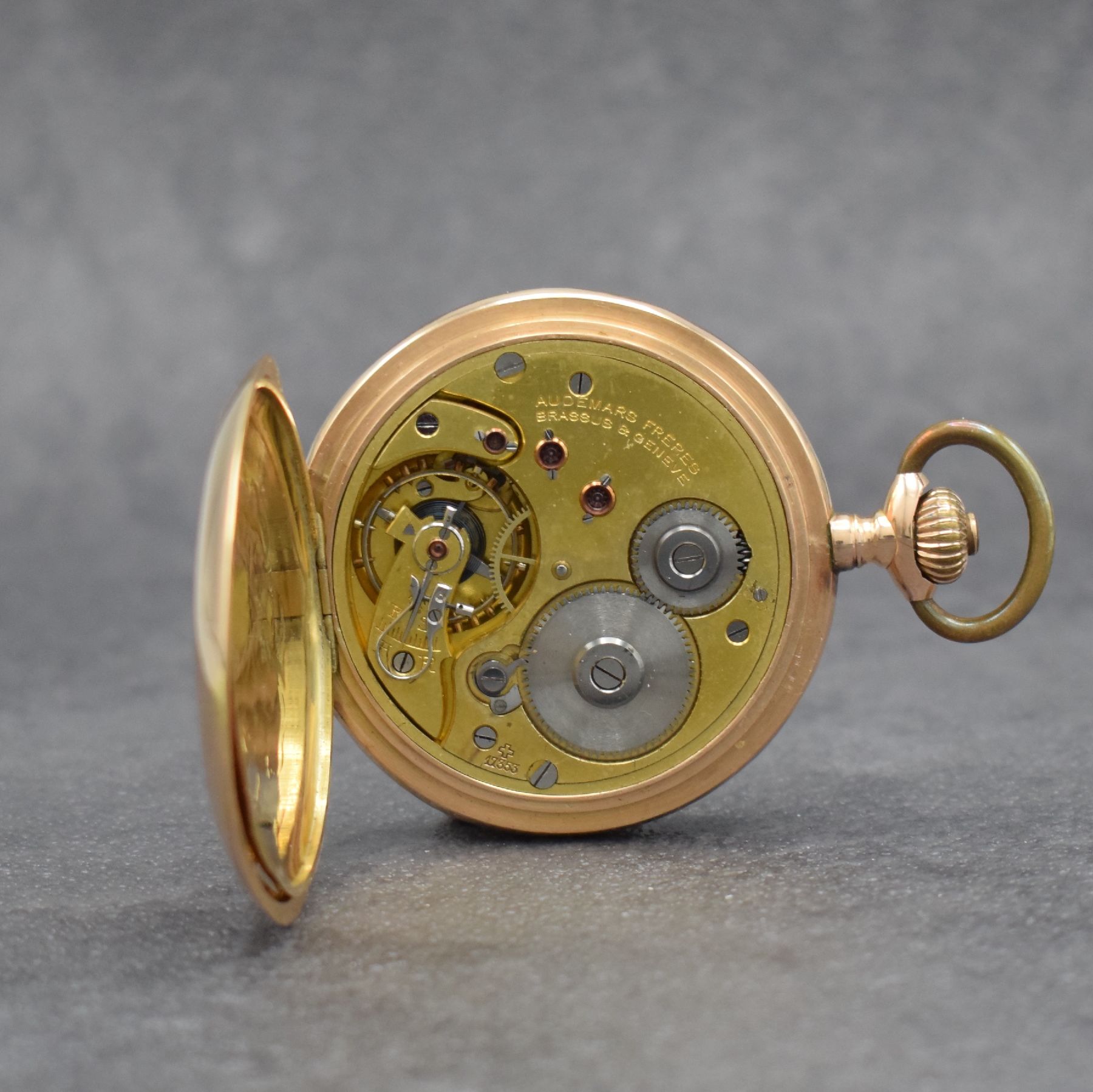 Detail g: AUDEMARS FRERES Savonette in RG 585/000, Schweiz um 1900, 3-Deckel Goldgeh. dell., Emailzifferbl. m. arab. Zahlen besch., verg. Werk m. 3 verschr. ...