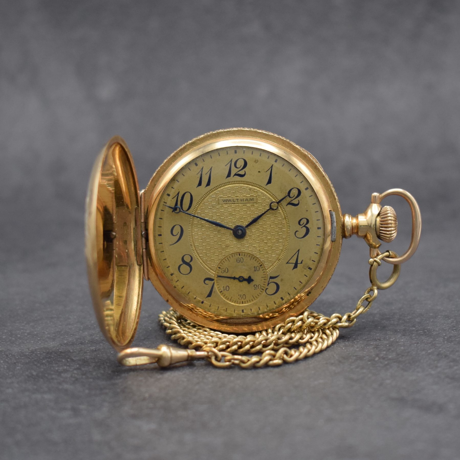 WALTHAM Savonette im vergoldeten Gehäuse mit Kette in GG 333/000, USA um 1918, Kette später, massives floral grav. Gehäuse, Cuvette m. Widmung, ...