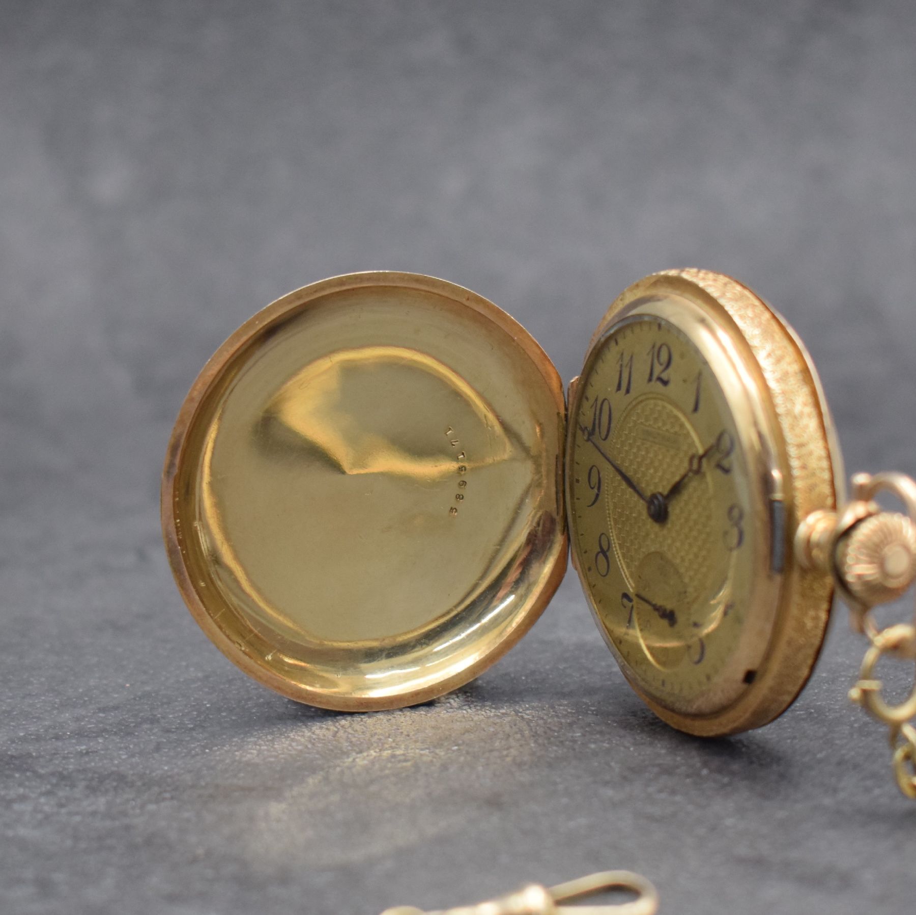 Detail a: WALTHAM Savonette im vergoldeten Gehäuse mit Kette in GG 333/000, USA um 1918, Kette später, massives floral grav. Gehäuse, Cuvette m. Widmung, ...