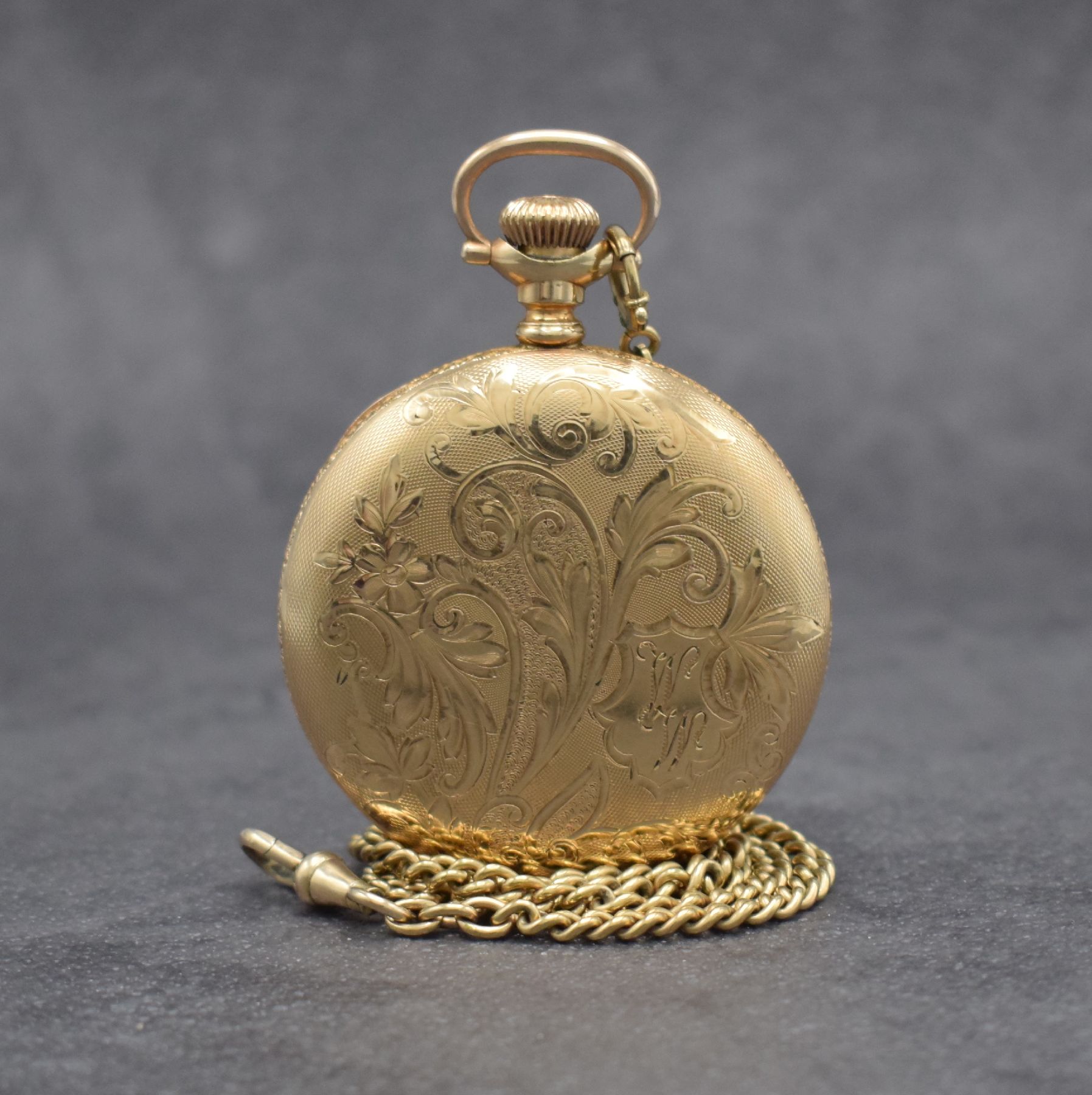 Detail b: WALTHAM Savonette im vergoldeten Gehäuse mit Kette in GG 333/000, USA um 1918, Kette später, massives floral grav. Gehäuse, Cuvette m. Widmung, ...
