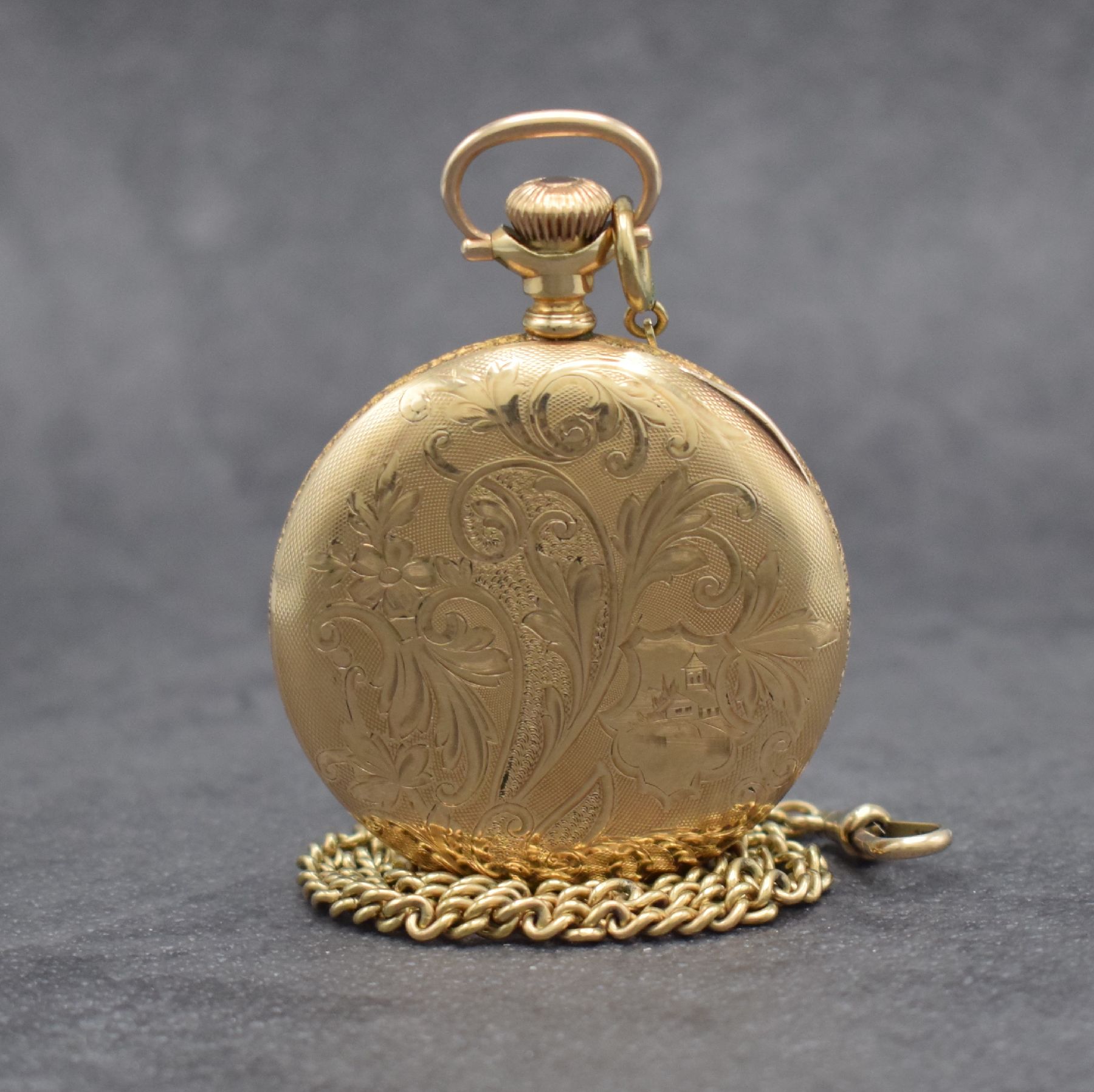 Detail c: WALTHAM Savonette im vergoldeten Gehäuse mit Kette in GG 333/000, USA um 1918, Kette später, massives floral grav. Gehäuse, Cuvette m. Widmung, ...