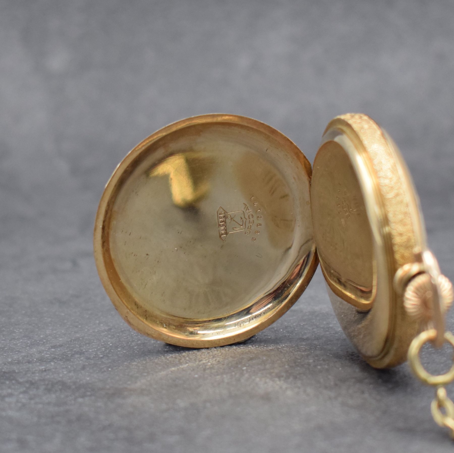 Detail d: WALTHAM Savonette im vergoldeten Gehäuse mit Kette in GG 333/000, USA um 1918, Kette später, massives floral grav. Gehäuse, Cuvette m. Widmung, ...