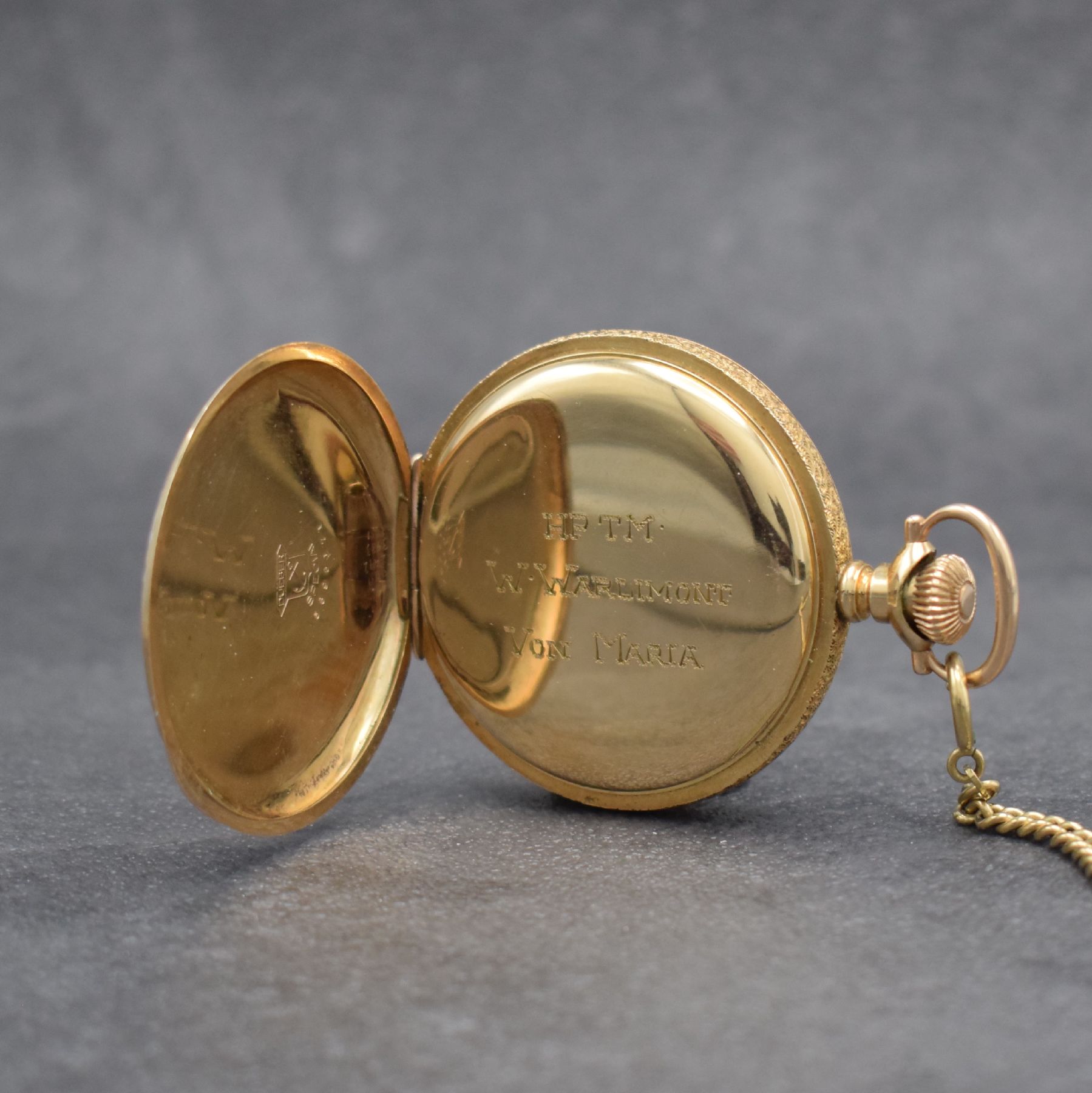 Detail e: WALTHAM Savonette im vergoldeten Gehäuse mit Kette in GG 333/000, USA um 1918, Kette später, massives floral grav. Gehäuse, Cuvette m. Widmung, ...