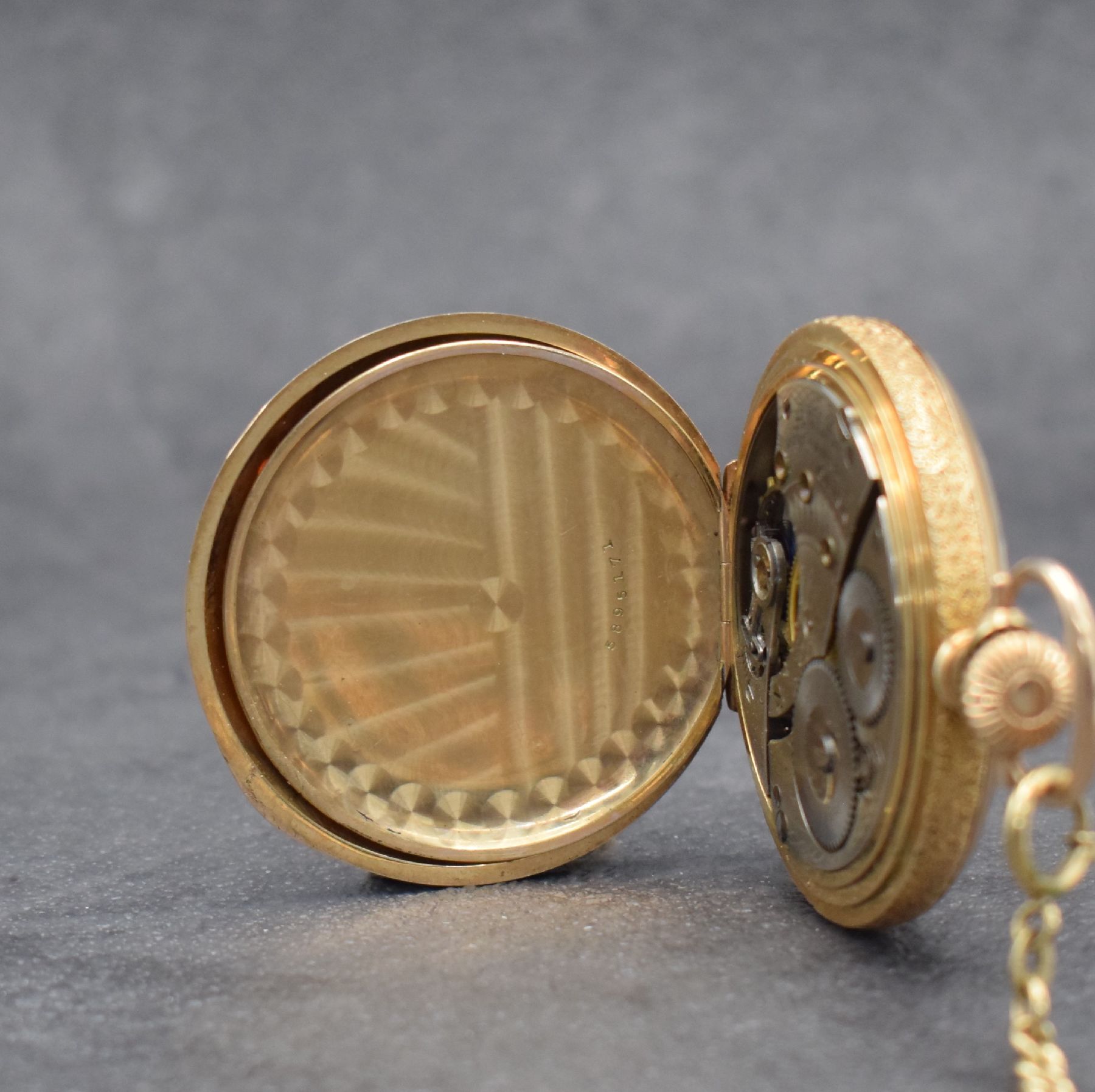 Detail f: WALTHAM Savonette im vergoldeten Gehäuse mit Kette in GG 333/000, USA um 1918, Kette später, massives floral grav. Gehäuse, Cuvette m. Widmung, ...