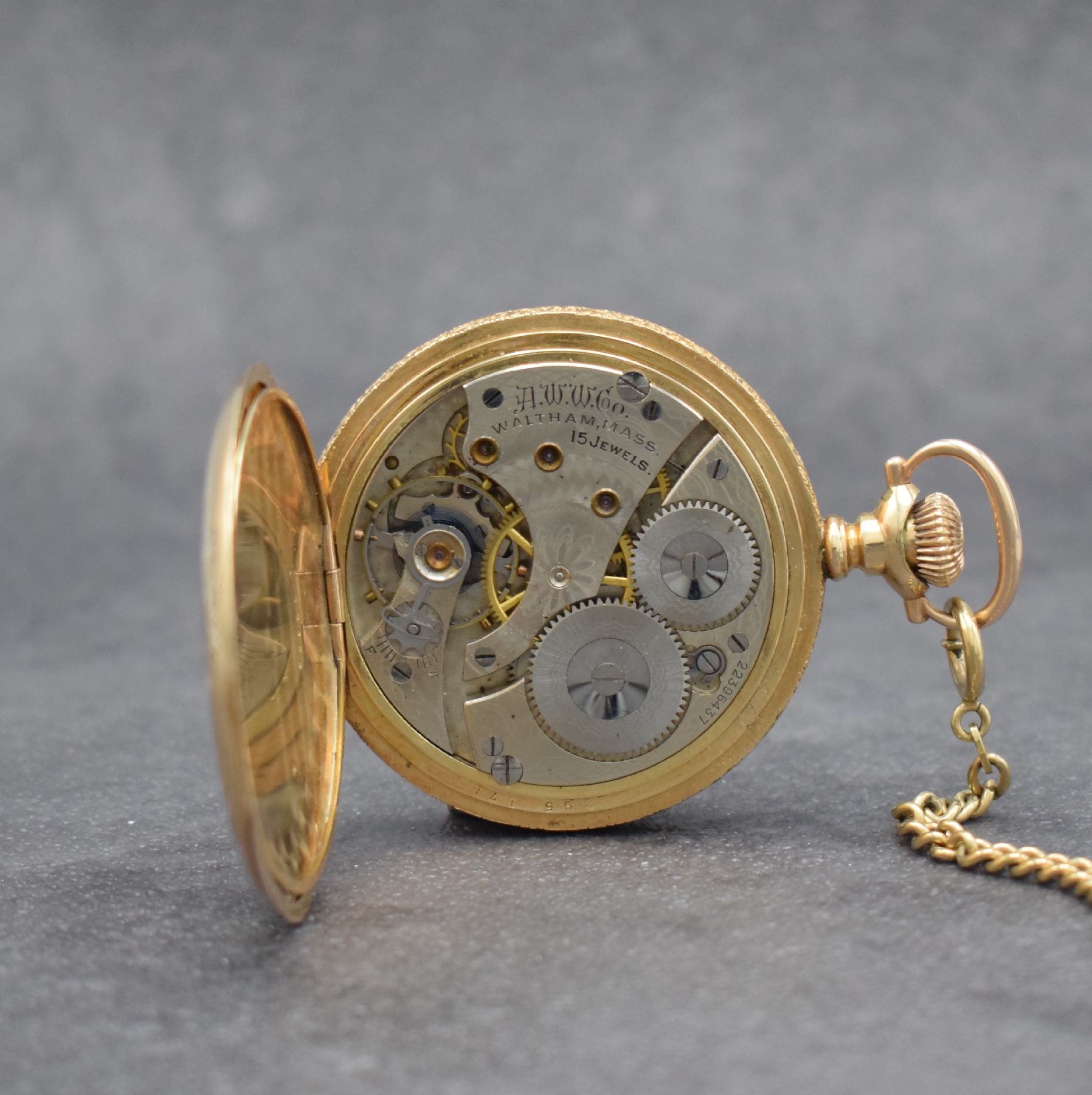 Detail g: WALTHAM Savonette im vergoldeten Gehäuse mit Kette in GG 333/000, USA um 1918, Kette später, massives floral grav. Gehäuse, Cuvette m. Widmung, ...