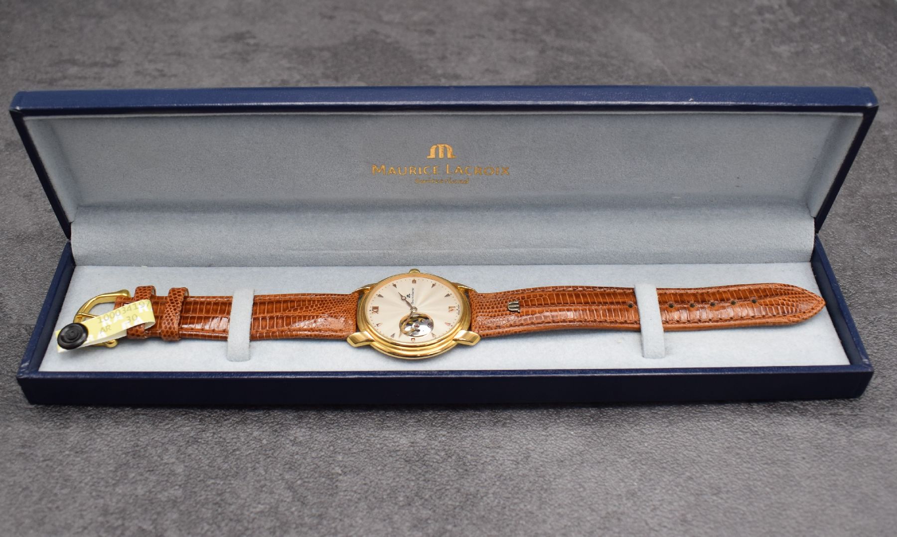 Detail e: MAURICE LACROIX Herrenarmbanduhr, Schweiz um 1995, Handaufzug, Ref. 38355, verg. Geh. beids. vergl., Boden aufgedr., Maurice Lacroix Lederband m. ...